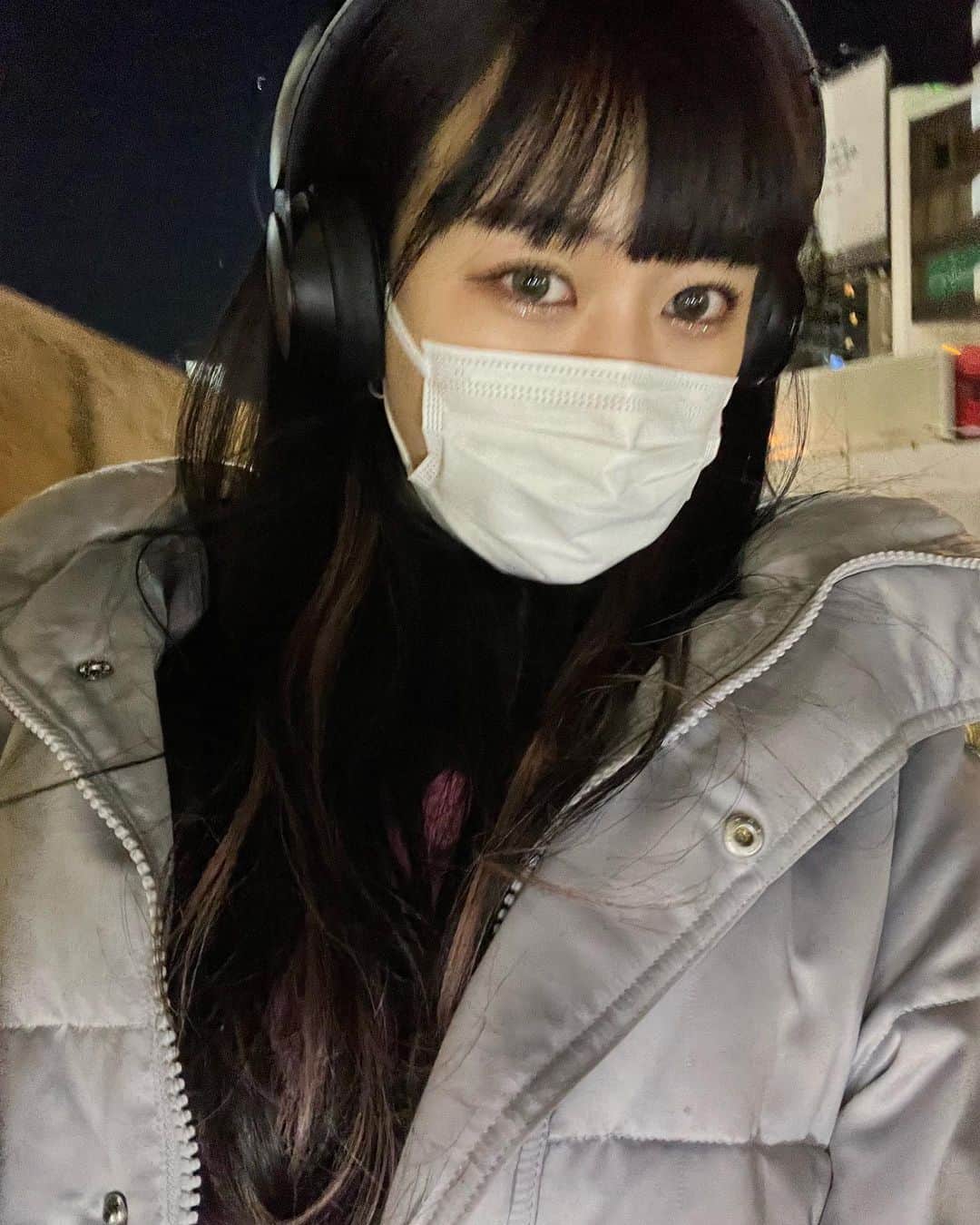 山下恵奈のインスタグラム：「見えずらいけどインナーピンクに変えた〜🧏🏻‍♀️ インナー可愛すぎてもう次の色考えてる^ ^  前回と同じくエクステで @tamako_tamako さんにお願いしたよ🤲🏻  てかこのアウターヘビロテしすぎてインスタほぼこれ着てる写真で恥ずいな」