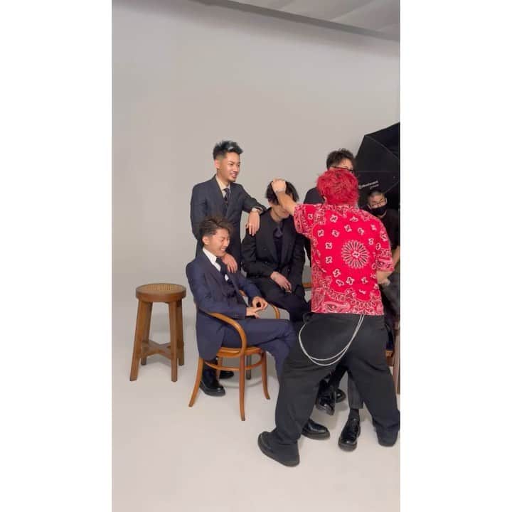 小寺智子のインスタグラム：「・ ・ 2022.1.11  一粒万倍日×天赦日×天恩日  今日は とっても縁起のいい日ということで、  『TRACE』 30万部突破記念として 写真集撮影の裏側、 Behind the scenesを初公開。 更なるヒットを祈念して🌙  カメラが 回っていても 回っていなくても こんな風に ずーーーーっと仲良し。  友達って、 本当に最高だなぁと 彼らを見ていると心から思います。  「あ、写真集のこのカットのときだー！」 と、改めて見返していただけたら 嬉しいなぁ☺️」