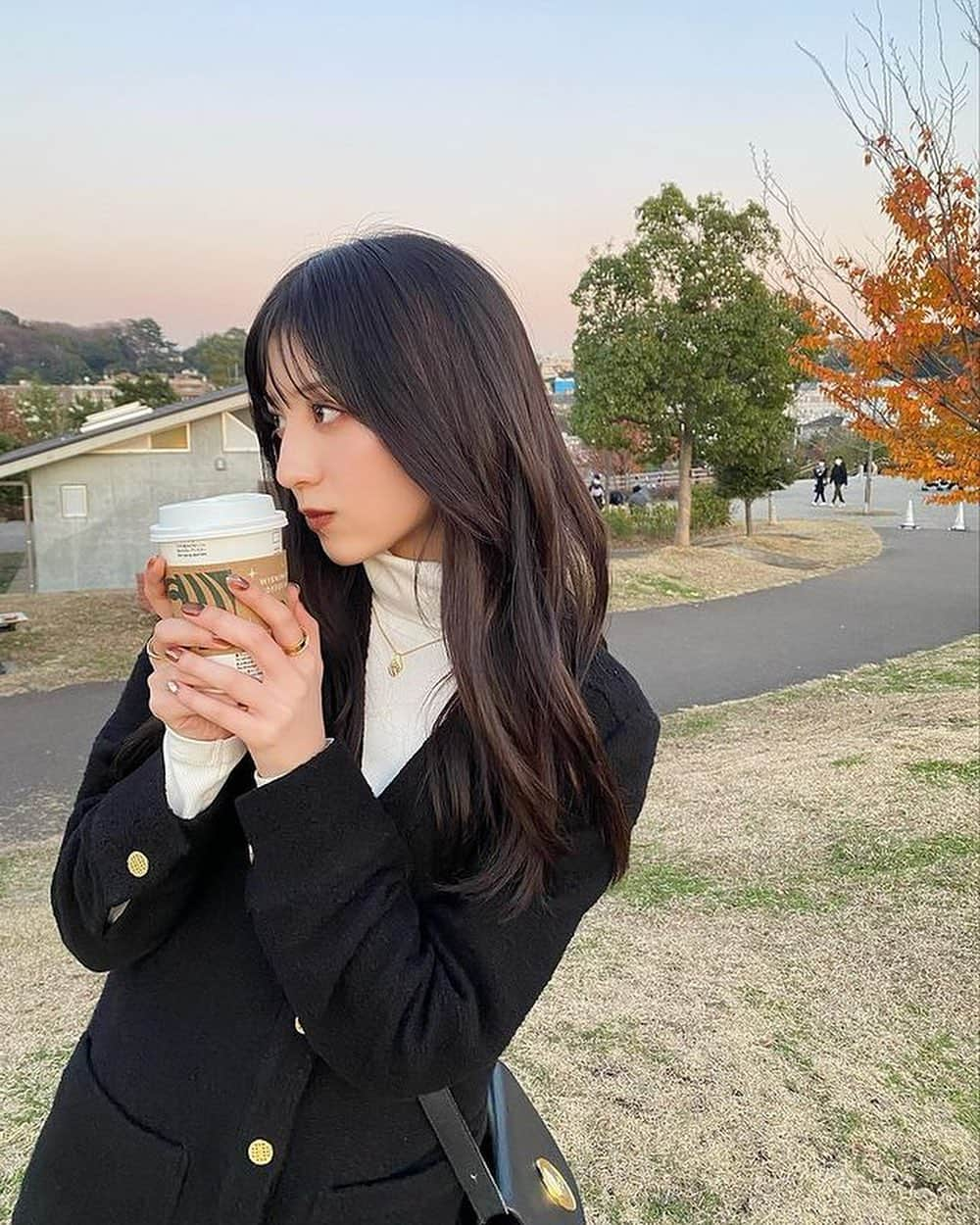 美女naviさんのインスタグラム写真 - (美女naviInstagram)「* * 【美女navi ☻*】 * * 今回ご紹介させていただく方は❤️ 吉井美優 さん ▶️▷ @miyu_yoshii32 * *  # Repost . . 実は少し前からエクステつけてた 初めてで嬉しかった 自然すぎる 有難う御座いました 💇🏻‍♀️🏅 . . 吉井美優 さん のアカウントには 他にも素敵な投稿が(*´﹀`) ぜひ覗いてみてくださいね🧡 * * * 美女navi掲載希望の方は⇒ @bijo_navi ❤️と # ビジョナビ タグ付け * 10代限定姉妹アカウント 美少女navi掲載希望の方は⇒ @bishojo_navi 💛と #ビショウジョナビ タグ付け * お願いします✨✨ * * 次回もお楽しみに...😍 * * #美肌 #カラコン #ロングヘア #暗髪 #ストレートヘア #さらさらヘアー #シースルーバング #アイメイク #ナチュラルメイク #ハイネック #冬服コーデ #makeup  #冬服 #コスメ #naturalbeauty #アイシャドウ #美容 #リップ #howto #おしゃれ女子 #大人可愛い  #お出かけ #大人メイク #メイク #オトナ女子 #美意識向上  #女子力アップ」1月11日 18時10分 - bijo_navi