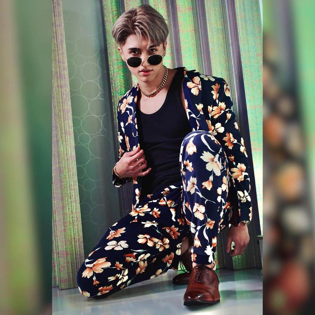 原田デイビッドのインスタグラム：「In the land of OZ  EMERALD CITY 🪄  In my Signature suit 🎭  📸 @lokyomultimediajp    @onetwenty360   #emeraldcity #emerald #gold #rayban #sunglasses #suit #signature #suitstyle #accessory #model #原田デイビッド#tokyo #davidharada #japanesestyle #asian #asianactor #americanjapanese #artistsoninstagram #artist #japaneseactor #actor #dancer #singer #dior #撮影 #アーティスト #写真 #金 #シティーボーイ #スーツ」