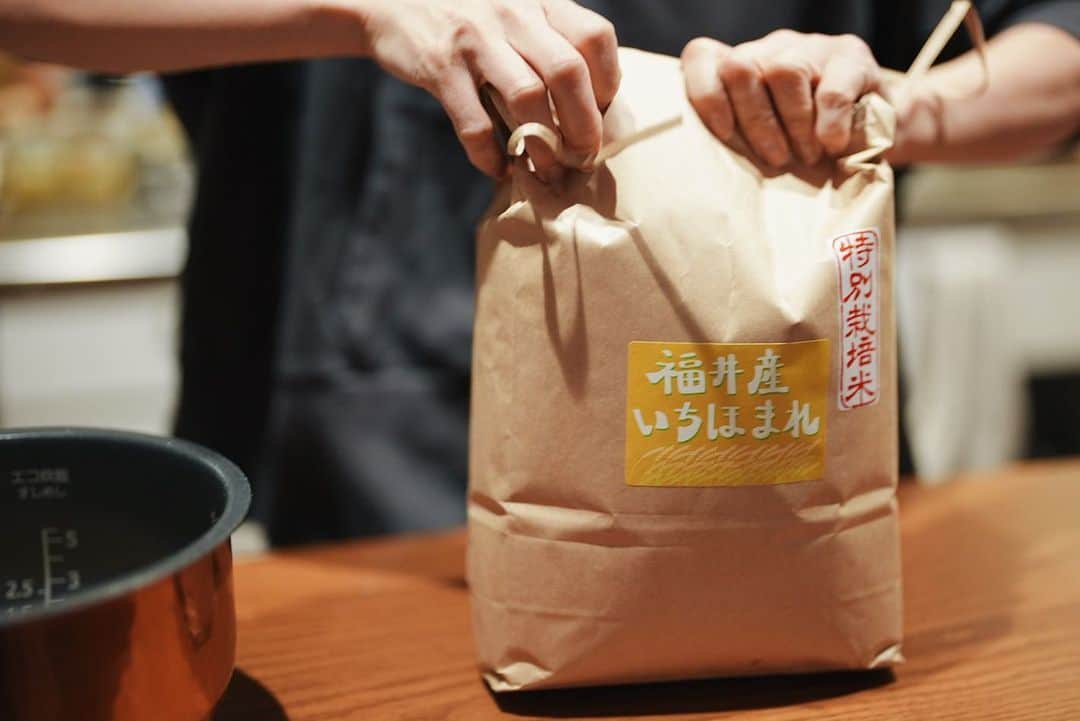 高山都さんのインスタグラム写真 - (高山都Instagram)「さいきん、お盆ってよく考えられてよく出来てる道具だなぁと使いながらうっとりする。 岡山の作家 #松本行史 さんのもの。 @une_tanba で出会いました。ひとめぼれ！ 雨降り仕事はじめの今日はちゃんと朝ごはんをいただき、元気に始めました。 新しくはじめた3分づきの玄米は @naeshiro_rm で🌾 玄米オンリーなのにパサパサしなくてもっちりしてて、癖もないから、初心者の方にもオススメです。美味しいお米あるって幸せ。 しかも玄米はミネラルもビタミンも食物繊維も豊富！ お味噌汁は昆布と切り干し大根で出汁とって、えのきとしめじと三つ葉。 #みやれゴハン」1月11日 23時49分 - miyare38