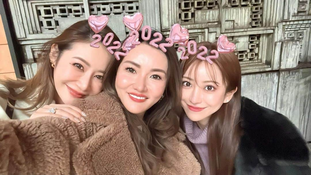 福王寺彩野さんのインスタグラム写真 - (福王寺彩野Instagram)「新年会💗 久々に会って2時間が2分くらいに感じた😇💭 楽しい時間をありがとう💓Love👼🏻 @reikamarianna 🎀 @emiri_aizawa  #女子会 #とかいって #ふたり33歳 #宮崎麗果 #愛沢えみり #アラサー #わたしだけアラフォー #というか40歳 #女友達 #今年もよろしくね♡ #モコモココートとニットワンピは #emiriawiz @emiriawiz_official 🧸 #写真の時だけマスク外してます！」1月11日 18時19分 - ayano_fukuoji