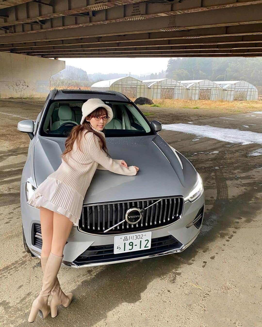 のインスタグラム：「. . . . 今日はCARトップの撮影だったよ👩‍🏫❤️ . また詳しくアップしますね🌸 . . . #carトップ #volvo #volvocx60 #google #google搭載 #秘書 #秘書の休日 #デート服 #デートコーデ #ワントーンコーデ #バックショット #iphoneカメラ」