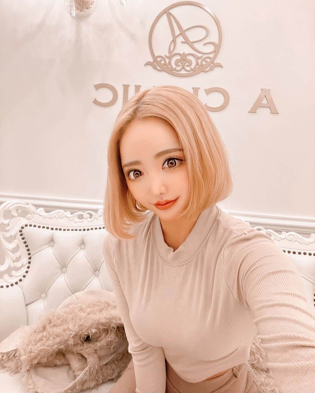 とみmamaのインスタグラム：「@a_clinic_ginza  の 戸田先生　@aclinic_toda   にAスレッドやって貰ってもう本当に大満足🥺✨  私の顔の骨格的に、 糸リフトは失敗される率高くて 過去に酷い経験何度もしてるから それがトラウマでしばらくやってなくて...。  でもやっぱりたるみ引き上げたいし 小顔になりたいし、 どうにか自分の理想を叶えてくれる先生に 出逢えないかなって思ってめっちゃ下調べして、 それで辿り着いたのがAクリニックでした😢✨🏥  Aクリニックは、 【小顔、輪郭専門のクリニック】で 何でもかんでもやってるクリニックよりも 輪郭専門なだけあってかなり輪郭に強いクリニックなのと  "骨切りしなくてもめっちゃ輪郭変わる！小顔になる！" って口コミやら評判もすごく聞くし 周りの友達もやってる人多くてここを選んだよ😌  そのAクリニックの中でも 特に小顔施術を得意とする先生、 戸田先生 @aclinic_toda に Aスレッドを今回お願いしたのだけど もう本当に感動で...（ ; ; ）✨  正直施術直前まで また失敗されて酷い輪郭になったらどうしよう... って不安でたまらなかったんだけど 施術が終わって鏡を見せられた瞬間に 本当に凄すぎて「えっやば！！」って 普通に心の声漏れてた😦😦  仕上がりが綺麗すぎるし めちゃめちゃたるみ綺麗に引き上がってるし 小顔になってるし、、、 今まで色んなクリニックでリフトやって貰って 自分の理想を叶えてくれる先生居なかったのに もう本当に鏡見て驚き隠せなくて 過去のトラウマがあったからこそ 泣きそうになりながら先生に 「こんなに綺麗に仕上げてもらった事無くて...🥲🥲 ほんとに本当にありがとうございます😭✨」 ってお礼伝えてた😢😢😢  2枚目以降にビフォーアフターの写真載せたのだけど 横からだと ほうれい線から口角にかけてのたるみ？が 綺麗に引き上がってるのと フェイスラインがシュッとしたのわかるし 正面からのだと特にほうれい線の影が 薄くなってるのわかる😢✨ 輪郭も自然にナチュラルにシュッとした😭🙏💓  あともう一つ驚きなのが リフトって痛いイメージが強いのだけど 確かに麻酔はチクッと少し痛いんだけど 施術自体はほんとに全然痛く無くて 拍子抜けした🥲✨  とにかくもう仕上がりから痛みからなにからなにまで 本当に凄過ぎてびっくりでした😭🙏✨  糸リフトってね、結構簡単に考えてる人多いけど ほんとに先生選びって大切だし 失敗されたら元に戻せる施術じゃないから クリニック選びと先生選びは本当に慎重に 選んだほうがいいです（ ; ; ） 何回もやって後悔してる私が念押していいます（ ; ; ）  だからこそ今回Aクリニックは 自信持ってすごくお勧めできるのと Aクリニック行った際は 是非戸田先生お勧めします😣🙏💖  私がやったAクリニック銀座院⬇️ 【 @a_clinic_ginza 】 担当して下さった戸田先生⬇️ 【@aclinic_toda 】  クリニックもすごく綺麗だし ナーフさんたちもカウンセラーの人達も みんな優しくて凄く安心できる☺️🙏✨  今回本当に戸田先生にお願いしてよかったです😭✨ ほんとにほんとにありがとうございました（ ; ; ）✨  次は1day小顔脂肪吸引気になってるから 今度カウンセリングしてもらおうかな☺️🙏✨  #aスレッド #糸リフト #aclinic #aclinic銀座 #aclinic横浜 #aクリニック #エークリニック#美容 #小顔 #美肌 #リフトアップ #美容外科 #美容皮膚科 #美容クリニック#戸田貴之」