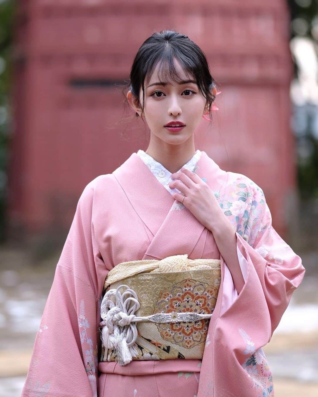 のインスタグラム：「着物は好きですか？ .  この前のインスタアンケートで 面白かったのが  女の子は白、クリーム色 男の人は赤、ピンク色が多かった事！  私も普段だったら白かクリーム色を選んでたと思う(笑)  そこで今回は あえてピンクにしてみた💗  .  ヘアメイクも 花飾りは黄色がいいなと思ったけど、 美容師さんが選んだ赤にしてみたらすごく素敵で！  普段しない行動をするとまた新たな発見があるから面白い⺣̤̬︎︎ ✌︎︎︎  .  着物は同じ色でも柄が大きかったり小さかったり 模様も色々違って少しの違いでも 着たら全然雰囲気が違って  なんだか人の顔みたいだなって思ったよ(笑)  同じように見えて全くおなじ顔の人は居ないし👧🏼  .  昨日は、 #成人の日 新成人の皆さんおめでとうございます！  #着物#晴れ着#着物ヘア#着物ヘアアレンジ#着物女子#着物撮影#和装#和装ヘア#和装ヘアアレンジ#和装小物#和装撮影#着物コーディネート#着物コーデ#着物デート」