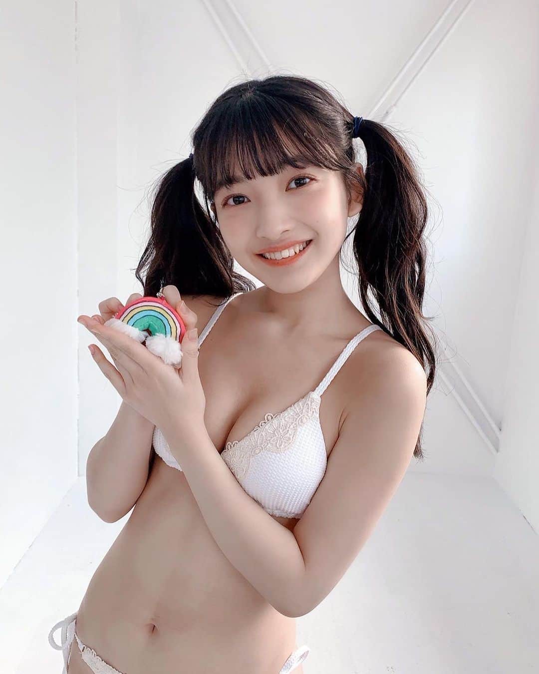 蛭田愛梨のインスタグラム：「☁️🌈🌟  #BOMB #BOMB2月号」