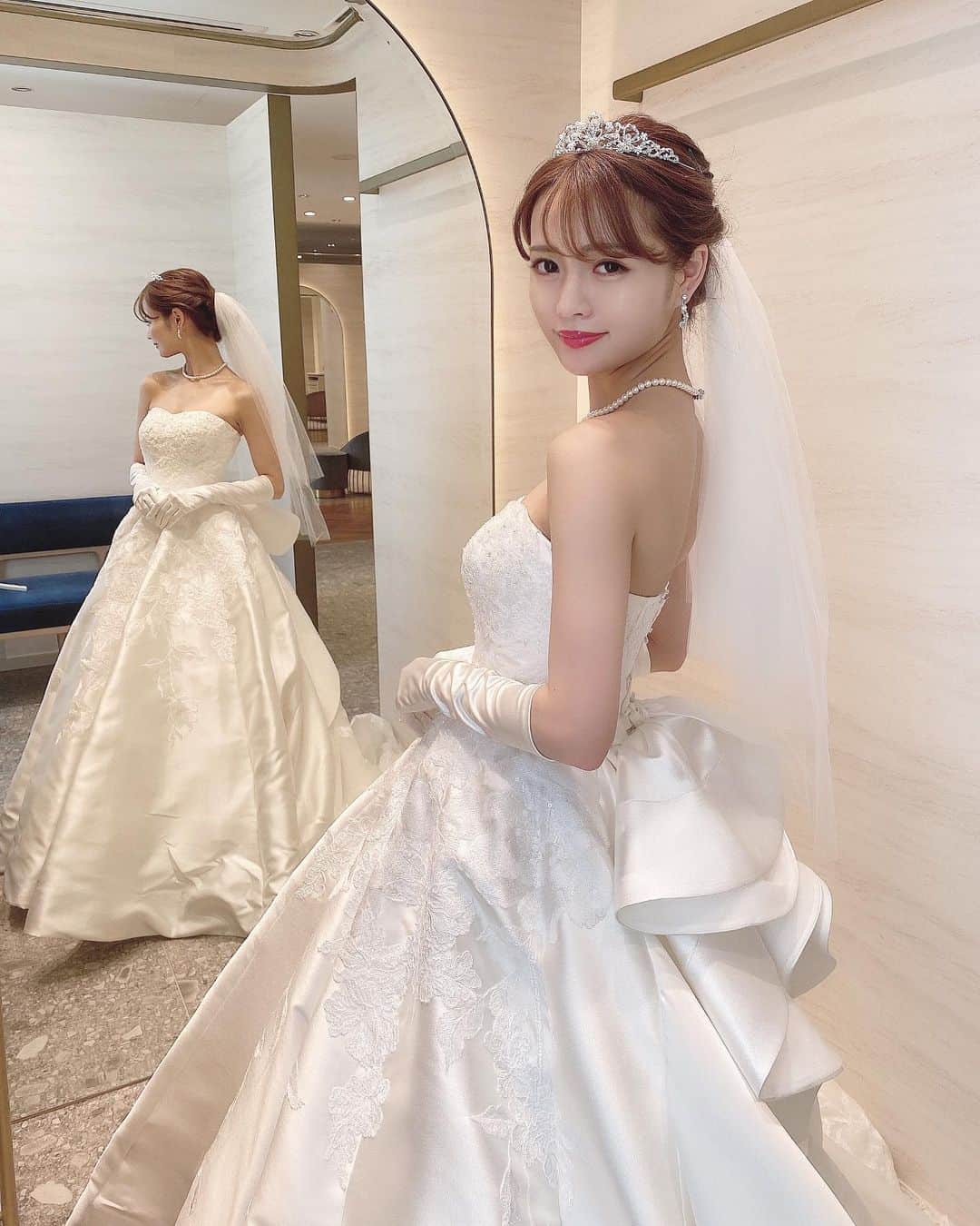 のインスタグラム：「Wedding Dress💍🤍 #プレ花嫁 投稿 no. 5👗 フォーシス @foursis_official さんの ウェディングドレス試着の様子です👰 　 　 サロンがほんとーに可愛くて空間からときめいてしまいました🥺💓 　  投稿の写真の順に1着目ノエル、 2着目Miel、3着目ダナエです💒 　 2.3着目の珍しいデザインがとても可愛くて個人的に好みでした💓ドレスに合わせてヘアアクセサリーも変えて頂いたのでアクセサリーの変化も是非見て下さいね🥰 　 　  王道も可愛いですがシンプルなものや変わった海外デザインのドレスが個人的に好きです💓 　 　 フォーシスの皆様ありがとうございました👗💒  　 　  　 #ウェディングドレス試着#ウェディングドレス#プレ花嫁準備#プレ花嫁と繋がりたい#プレ花嫁応援#プレ花嫁ダイエット#ウェディングドレス選び#foursisandco #weddingdress#bridalhair#bridalmakeup#ウェディングヘア#isakoweddding」