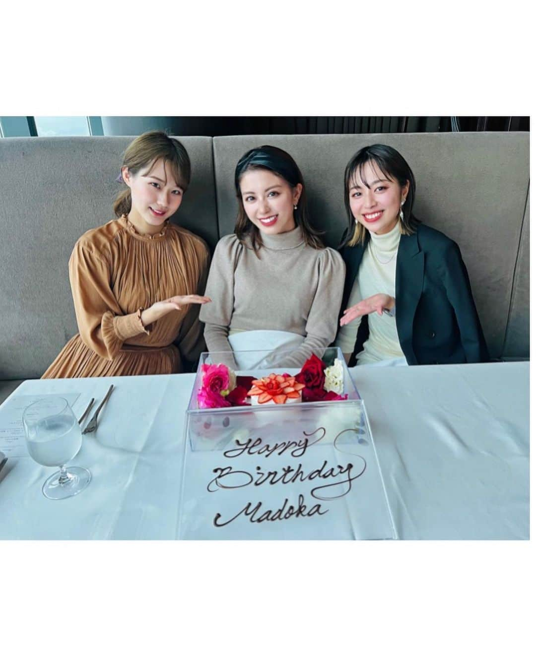 西村まどかさんのインスタグラム写真 - (西村まどかInstagram)「my birthday 🎂🍓 当日は同郷の親友たちがお祝いしてくれました♡   今日は一粒万倍日、天赦日 、甲子の日が重なるスーパー開運の日だったそう☻ ㅤㅤㅤㅤㅤㅤㅤㅤㅤㅤㅤㅤㅤ そんな日にも関わらず、景色のいいお店を予約してくれたのに、めちゃくちゃ天気悪くて雨と霧で真っ白だったのは、私が雨女のせいかもしません。27歳は晴れ女になりたいものです。でもひって楽しくて幸せな日になりました~ありがとう🥰  私の大好きな @hananesns #チャンスフラワー と花瓶もプレゼントしてくれました💐 (規格外で普段は破棄されてしまう... でも個性あって可愛いお花たちです) ㅤㅤㅤㅤㅤㅤㅤㅤㅤㅤㅤㅤㅤ 理想の自分に近づけるよう、まだまだ頑張ります。最近は手の甲にもしっかり化粧水を塗るようになりました。 ㅤㅤㅤㅤㅤㅤㅤㅤㅤㅤㅤㅤㅤ いつもコメントやメッセージも本当にありがとうございます🙇‍♀️♡ いい一年にできるよう頑張ります🦭 ㅤㅤㅤㅤㅤㅤㅤㅤㅤㅤㅤㅤㅤ #mybirthday  #ootd #herlipto  #maxi #福井女子」1月11日 18時57分 - madoka_nsmr