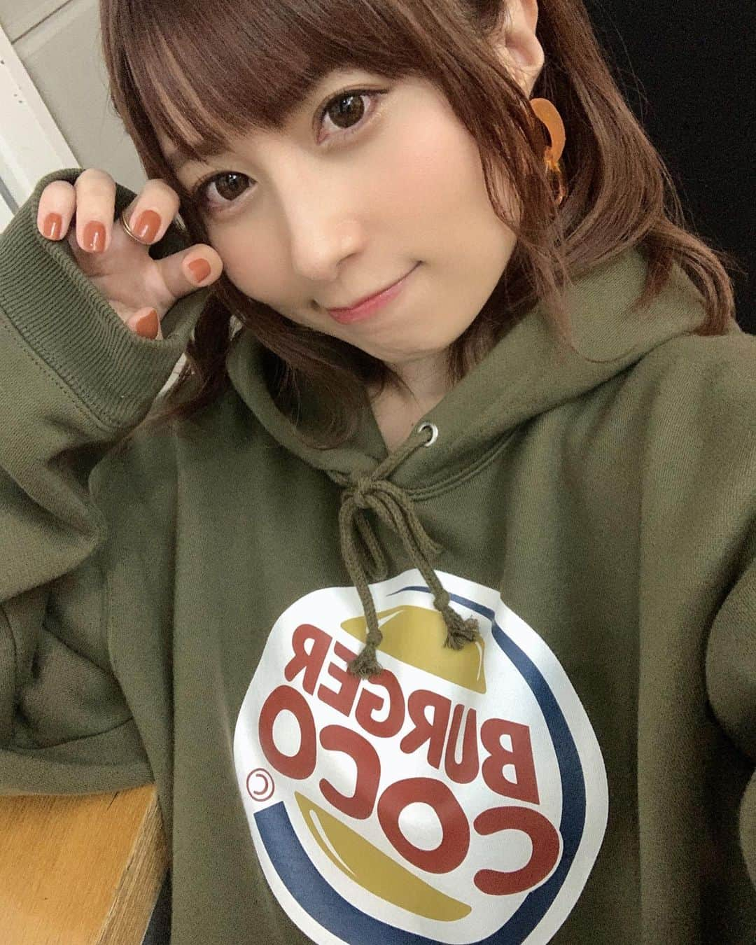 成瀬心美さんのインスタグラム写真 - (成瀬心美Instagram)「👍 . . 寒い日続くけど このパーカー 本当あったかい〜🍔」1月11日 19時02分 - coco3ndazo