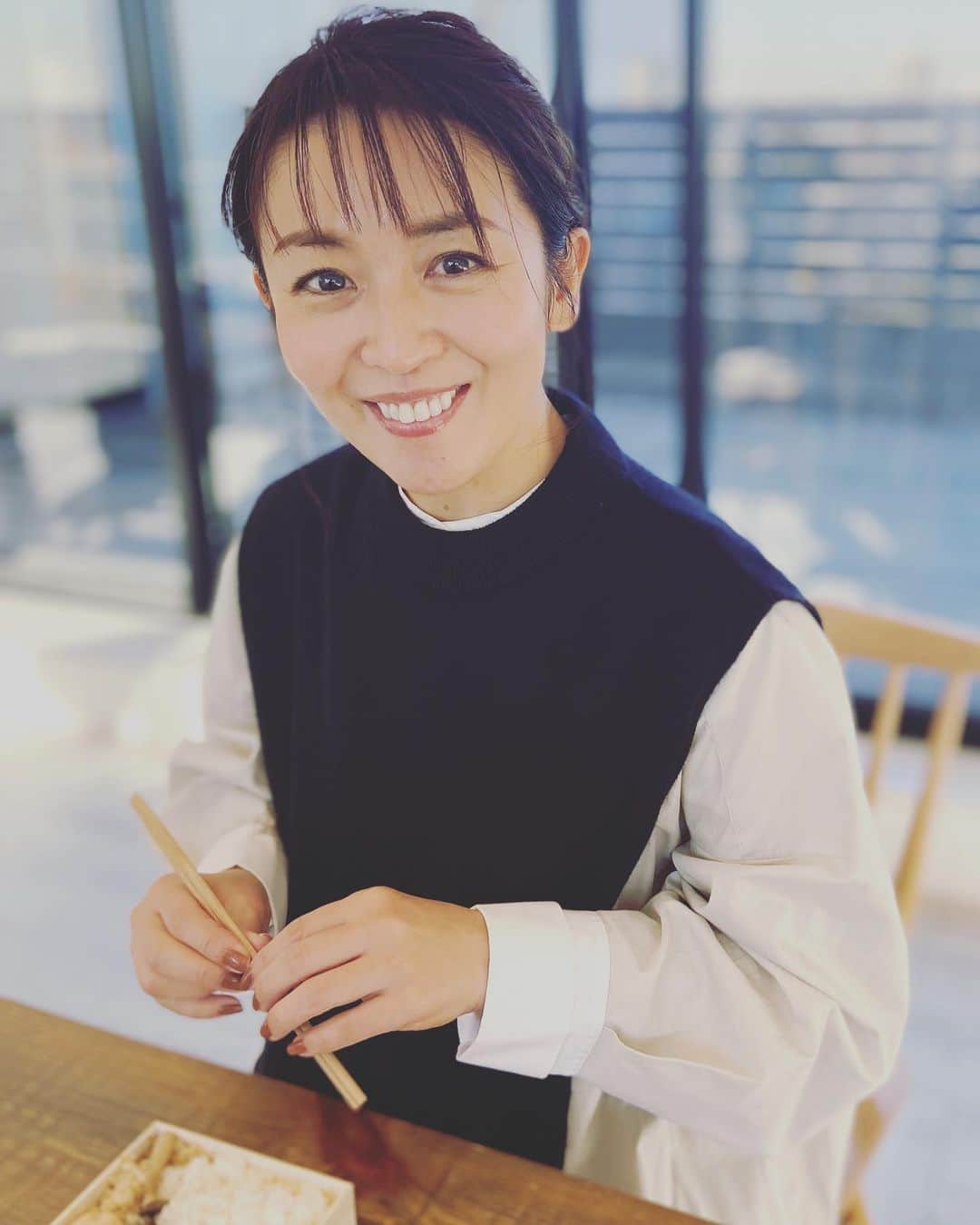 酒井美紀のインスタグラム：「ワーキングマザーのためのファッションマガジン『Domani』WOMEN女の時間割で本日より4回のWEB連載はじまります。 読んでいただけたら嬉しいです♡  素敵なお洋服着て、メイクして 楽しいお仕事でした✨ありがとうございました！！  これはコノ日のお昼時間。  #酒井美紀#muaproduction#湘南#domani#ワーキングママ#頑張れ#ママ」