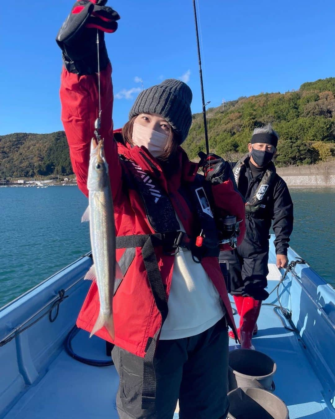 松井珠理奈のインスタグラム：「釣りびと万歳🎣💕 初のカマス釣りハマりました✨ 今年はたくさん釣りできますように🙏 教えてくださった海苔さんに感謝です🎵  #釣り  #釣りガール  #魚釣り  #海釣り  #船釣り  #カマス  #魚  #大漁  #三重  #フィッシング  #fishing  #fishingtrip  #lovefishing #saltlife  #instafish  #boating  #ocean  #🎣  #🐟」