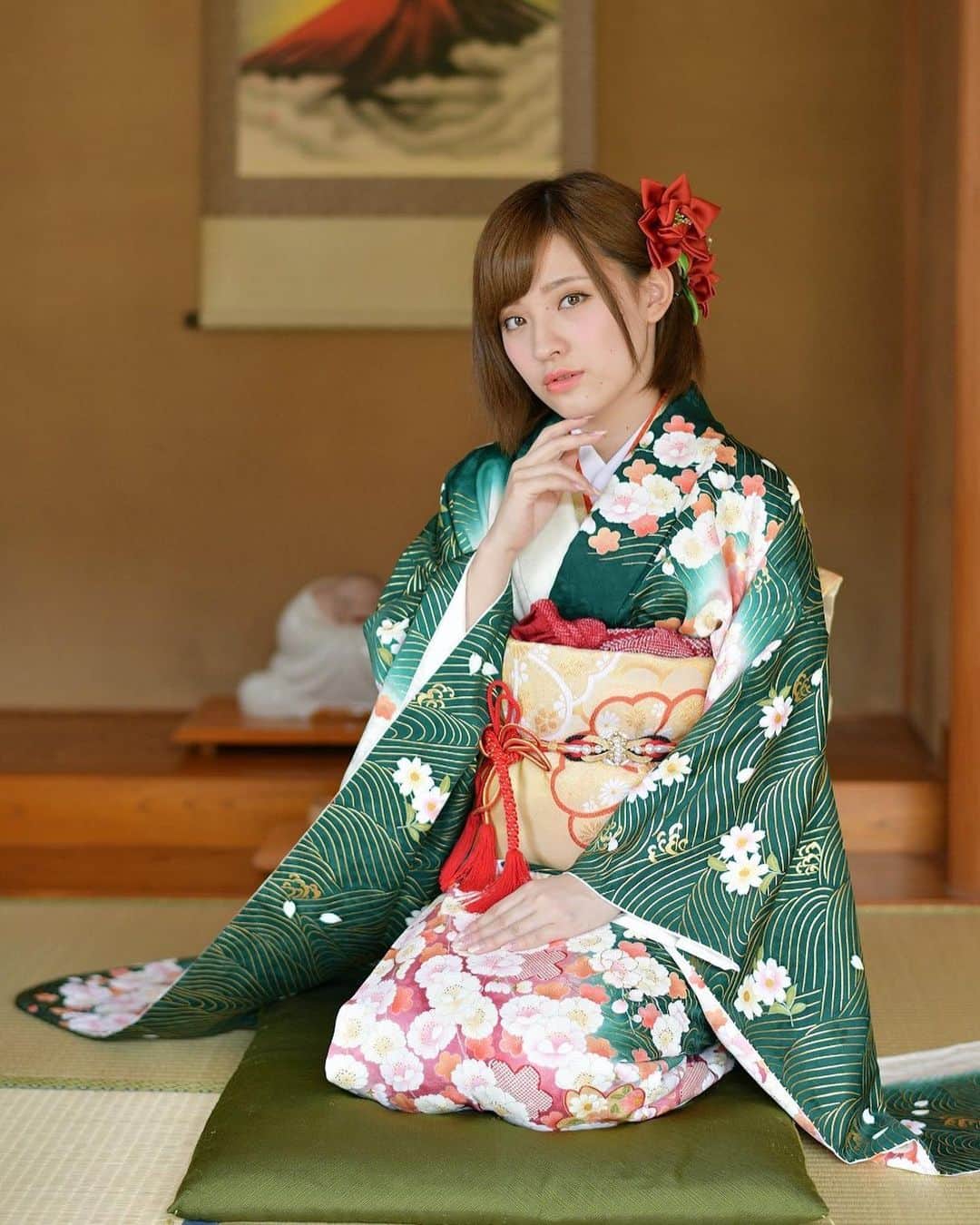 のインスタグラム：「昨日は成人式でしたね✨  新成人の皆さんおめでとうございます🎊  20歳の時の私を置いておきますね🤣  着物撮影またしたいなぁ💕」