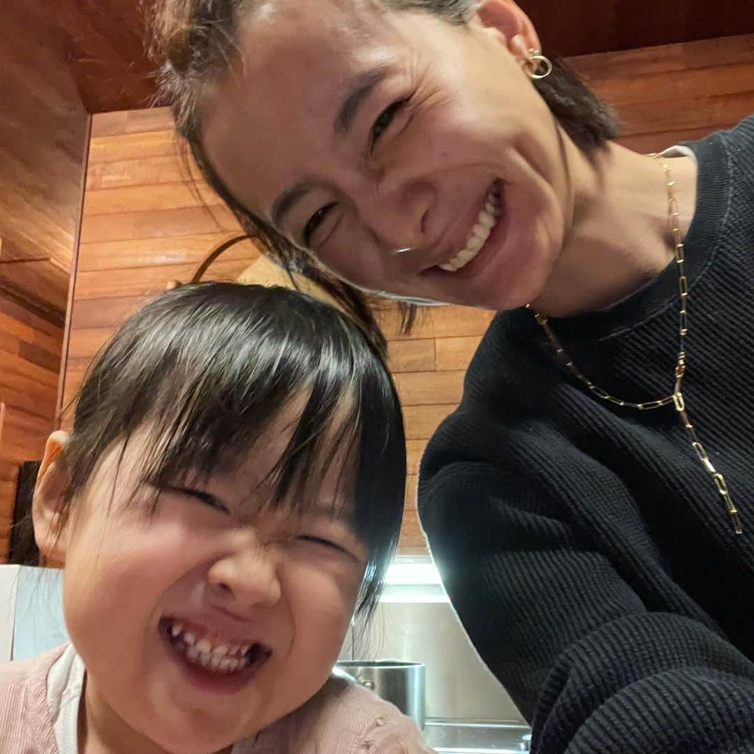 澤田泉美さんのインスタグラム写真 - (澤田泉美Instagram)「照れると変な笑顔になる娘🤣❤️ 愛らしいなぁ🥰 お手伝い中の娘との写真❤️  ゆで卵を作るとね、 必ず @23chaaan と一緒に剥いた時のことを話してきてね、 その後は「わたしがやりたい、やりたい、やりたい（剥きたい）」のオンパレード🥚🤣  なので今日は、全部やらせてみました！  終わってからボールの卵をチェックすると、 殻の剥き残しがないじゃないの！！！ いやぁ〜成長だなぁ〜  こういうちょっとしたことが、 実は、どうでもよくなくて 劇的な変化がないからこそ、 日々の成長を感じさせてくれるんだよなぁ  ついこの間までは（1ヶ月経ってない）剥き残しがあったのに。  子どもの成長ってほんとあっという間❣️  #お手伝い#3歳#娘 #ゆで卵#殻剥き#上手にできました💮 #楽しいね#いいね #また宜しくね #三児の母」1月11日 19時29分 - izumi.sawada