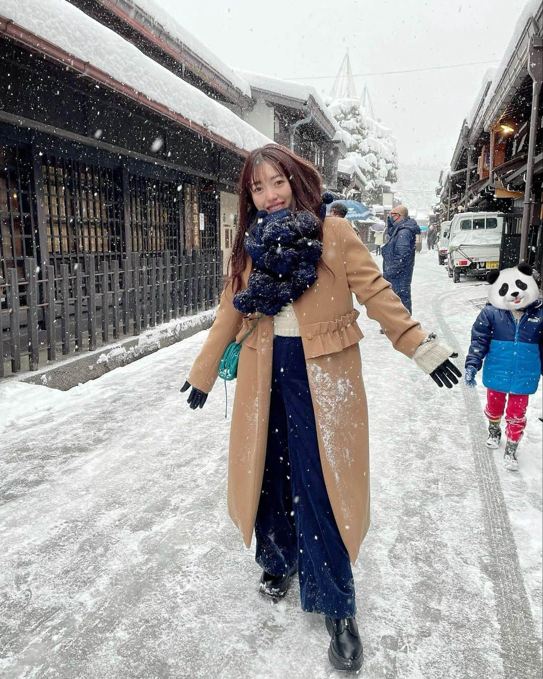 松田リエさんのインスタグラム写真 - (松田リエInstagram)「息子に雪を見せたくて・・・in飛騨高山。束の間でしたが、喜んでくれたので何より😌✨翌日は、車を発車させるために、雪かきから始まる１日を初めて体験。  お正月は、ひたすら冬眠モードでしたが（旦那さんには、しろくま扱いされてましたｗｗ）、、、今週に入り、徐々に通常モードに💓  今日も朝の４時から、メイクして、YouTube撮影の準備に勤しんでおりました。１日よく頑張りました♪今週もTV収録があったり、バタバタの１週間ですが、土日に作った作り置きで、元気に乗り切っていきます♪  作り置きシリーズは、サブちゃんのshortsでも、1分動画で公開しているので、ぜひ見てみてねっ🤗１分動画で公開できるほど、簡単メニューばかりです✨楽して美味しく、お正月太りも解消解消！  ..*⑅︎୨୧┈︎┈︎┈︎┈︎┈︎┈︎┈┈︎┈︎┈︎┈︎┈︎୨୧⑅︎* . 　  YouTubeは　@matsuda_rie8 のプロフィール欄、または、ストーリーからチェックできます♪ダイエットの投稿は、@bls.academy　のインスタアカウントから毎日更新中✨ 　  #飛騨高山 #白糸の滝 #6歳 #日記 #家族の時間 #飛騨高山食べ歩き #飛騨高山旅行 #お正月太り」1月11日 19時44分 - matsuda_rie8