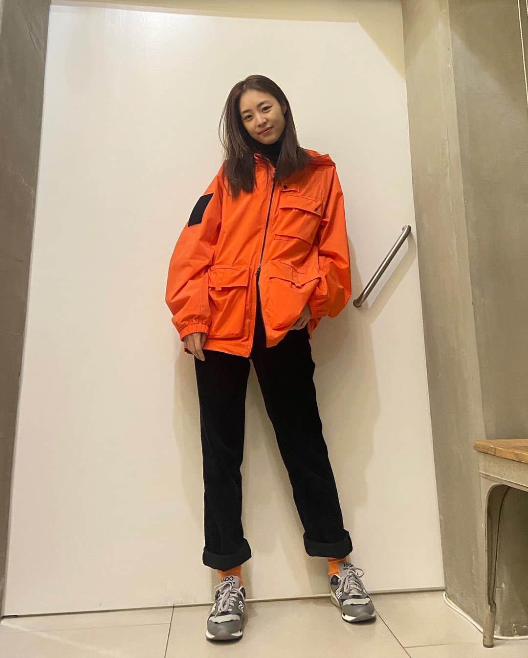 イ・ヨニのインスタグラム：「🧡🧡 밤촬영가기전 오랜만에📸」