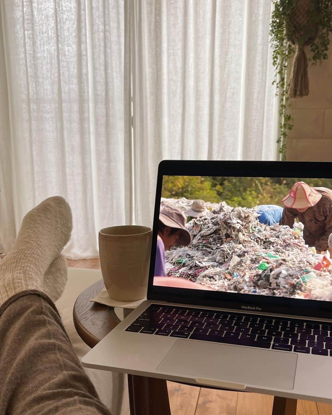 栗山遥さんのインスタグラム写真 - (栗山遥Instagram)「プラスチックごみの現状と気候変動について学ぶことができる、おすすめの映画🌱🌎 「The Story of Plastic」 プラスチック汚染の真実、解決に奮闘する人々を描いたドキュメンタリー映画です。 わたし達は地球に生かされているはずなのに、便利さや豊かさを勘違いして、何かを傷つけながら我儘に生きるというのは矛盾していると気付かされ、自分ができること・やるべきことを改めて考えて、行動しようという強い決意に繋がりました。  ・実際にリサイクルされているプラスチックは全体の9%。リサイクルは解決方法ではなく、プラスチックの使い捨てシステムが変わらない限り、プラスチックごみは増え続ける一方である。 ・製造国でも消費国でも処理できないような製品は、最初から作るべきではない。 ・企業はプラスチック製品を製造するという責任と本気で向き合わなければいけない。 ・わたしたちの現在の消費システムは、根本から見直す必要がある。  世界中で起きている現状がありのまま描かれていて、考えさせられる多くの言葉が詰まった映画です。  ----------------  今回、「The Story of Plastic」のオンライン上映会イベントに登壇する機会を与えて頂き、「それぞれの立場で、今日からできること」をテーマに、システムチェンジの必要性や具体的にできるアクション、私自身のライフスタイルについて、お話しさせて頂きます。本イベントにお申し込み頂くと、映画の視聴リンクの案内が届きます。  ■イベント日時 2022年1月15日（土） 14:00-15:30(Zoomミーティング) 画面オフで聞くだけでもokです。チャット機能で意見交換しましょう！  ■チケット 無料チケット、寄付チケットからお選び頂けます。  ■検索方法 ①Peatixのサイトを開く ②イベント検索に「グリーンピース」と入力 ③「映画『The Story of Plastic』から考える、使い捨てない社会」をタップ  沢山の方に見て欲しい映画です。 後ほど、ストーリーズでもリンクをシェアします🌎 #おすすめの映画 #脱プラ #pr」1月11日 19時38分 - harukakuriyama