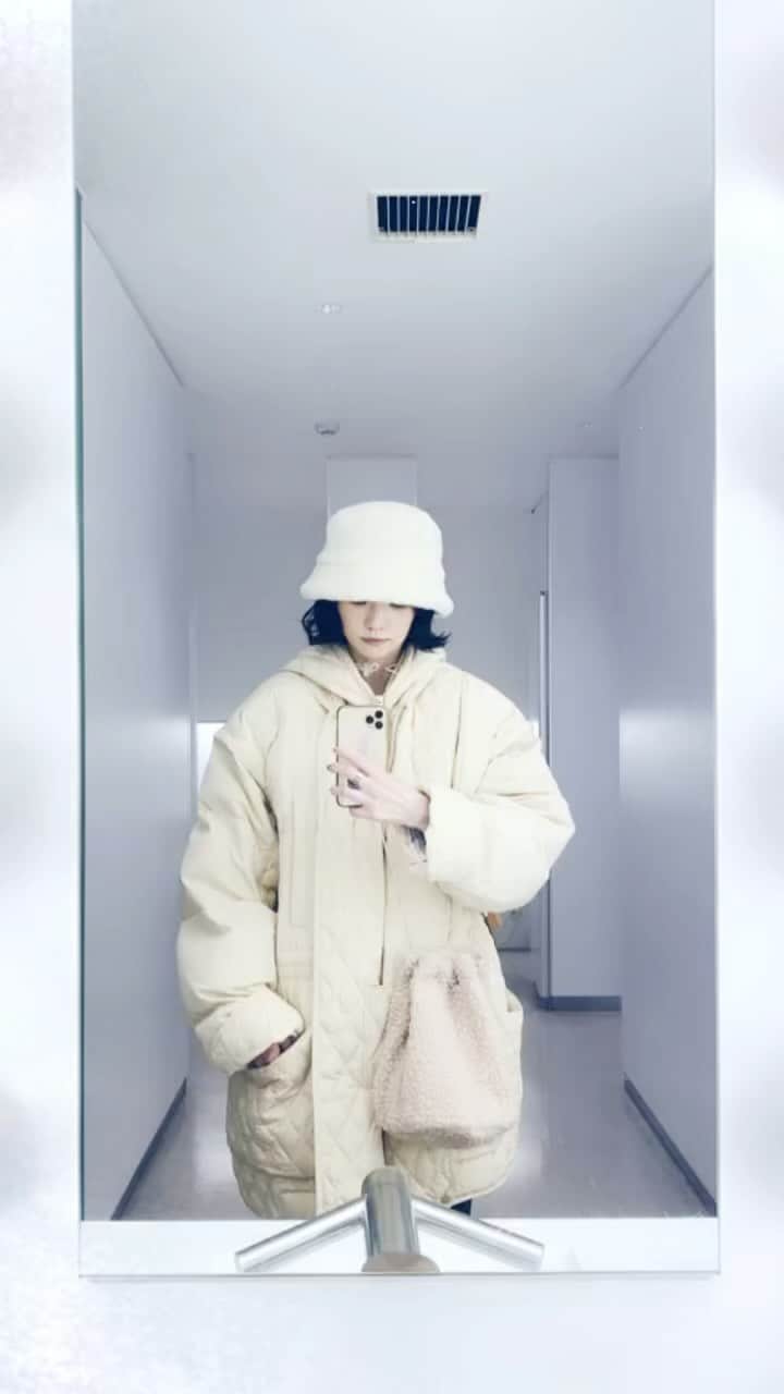 藤井祥子のインスタグラム：「🍨🧊🐻‍❄️☃️ . . @jun_mikami_official のwild thingsとのコラボダウンコート、袖を外してベストぽく着たりフード外したり色んな着方が出来て今冬がとても楽しい◎ . . . hat #kijimatakayuki  coat #junmikami  bag #tembea」