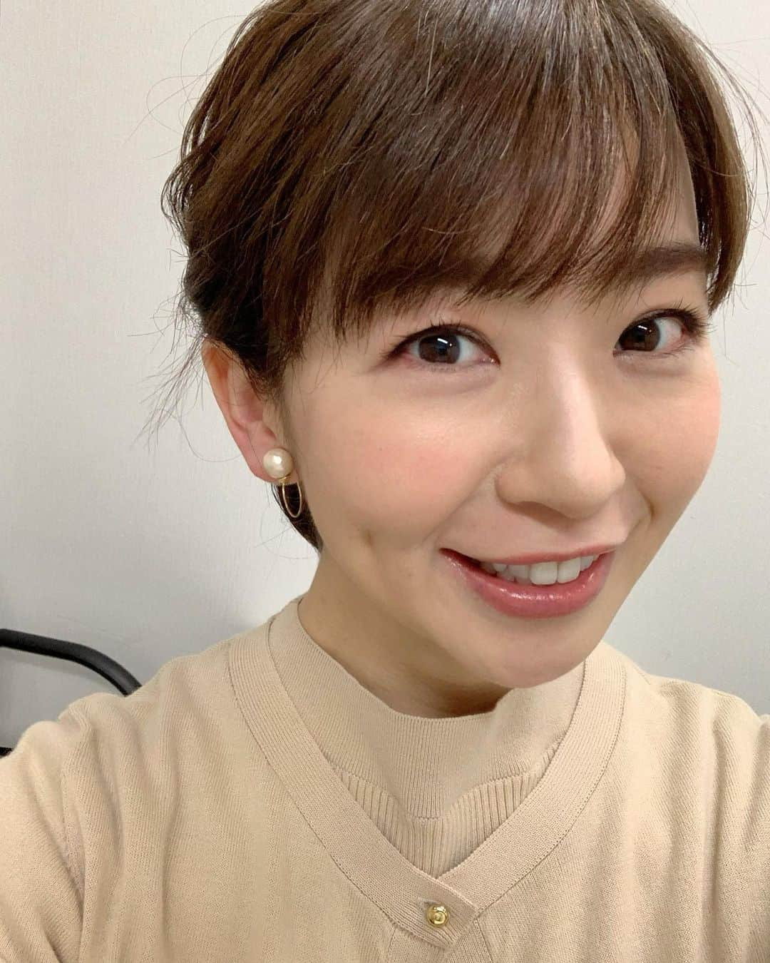 松尾由美子さんのインスタグラム写真 - (松尾由美子Instagram)「こんばんは。 日本海側や北海道は金曜にかけて冬の嵐だそうです。 雪に慣れている地域でも 風が加わって危険な猛吹雪になると聞きました。 普段慣れている道でも要警戒、 外出しない方がいいくらいと聞いています。 皆さん、備え万全に、どうぞお気をつけて…！  今日はイヤリングが2wayで、 この裏側をどうお見せしよう…というところから 表と裏、両方着けてみることに。 ちなみに放送ではパール側でした。 雰囲気変わりますか？  アンサンブル、スカート COHINA @cohina_official  イヤリング Phoebe @phoebe_official  ベージュのワントーンコーデ。 ベージュのトップスと合わせる事で花柄スカートを引き立ててくれます。 アンサンブルニットはコンパクトな着丈で今年らしいスタイリングに。  #松尾由美子 #松尾と服 #スーパーJチャンネル #Jチャン #テレビ朝日 #テレビ朝日アナウンサー」1月11日 19時41分 - yumikomatsuo5