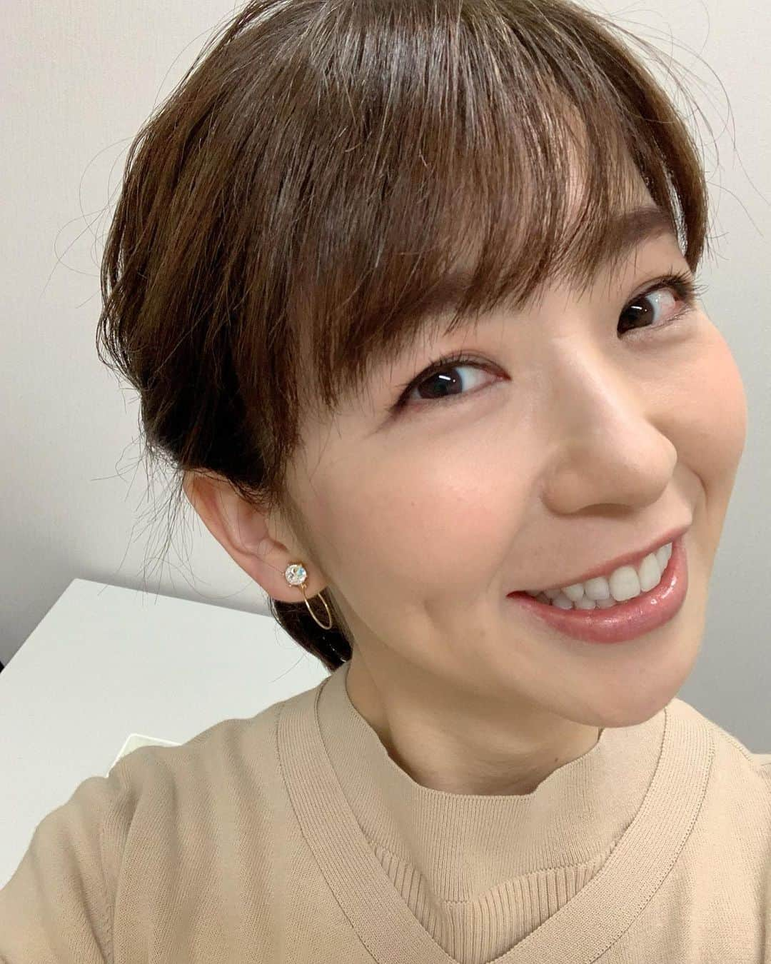 松尾由美子さんのインスタグラム写真 - (松尾由美子Instagram)「こんばんは。 日本海側や北海道は金曜にかけて冬の嵐だそうです。 雪に慣れている地域でも 風が加わって危険な猛吹雪になると聞きました。 普段慣れている道でも要警戒、 外出しない方がいいくらいと聞いています。 皆さん、備え万全に、どうぞお気をつけて…！  今日はイヤリングが2wayで、 この裏側をどうお見せしよう…というところから 表と裏、両方着けてみることに。 ちなみに放送ではパール側でした。 雰囲気変わりますか？  アンサンブル、スカート COHINA @cohina_official  イヤリング Phoebe @phoebe_official  ベージュのワントーンコーデ。 ベージュのトップスと合わせる事で花柄スカートを引き立ててくれます。 アンサンブルニットはコンパクトな着丈で今年らしいスタイリングに。  #松尾由美子 #松尾と服 #スーパーJチャンネル #Jチャン #テレビ朝日 #テレビ朝日アナウンサー」1月11日 19時41分 - yumikomatsuo5