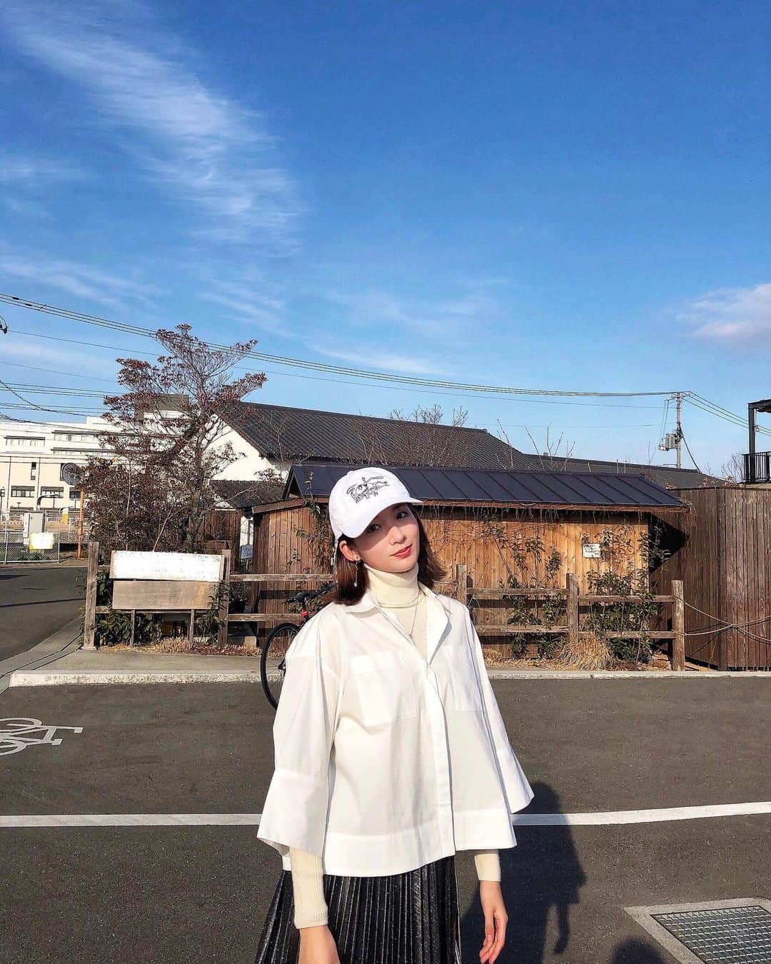 杉枝真結さんのインスタグラム写真 - (杉枝真結Instagram)「☺︎ お出掛け日和だった日の私服👗💕  あまりのお天気の良さに感激した日！ 暖かい日差しを浴びて、とても気持ち良かった〜🌞🥞  歩く度に、シルバーのキラキラスカートが 太陽の光でたくさん輝いていました✨✨✨  #cap / @newerajapan  #shirt / @cloenc_official  #knit / @uniqlo @uniqlo_jp  #skirt / #cheapbyvaNite  #earring / 京都の雑貨屋さん 💎 #necklace / 大阪の古着屋さん 💎  ⚠️2枚目にタグ付けしています！！！🏷  前髪が伸びてきたぁーーー、切るか悩む🤔☺️🥺  #fashion #ootd #outfit #雰囲気 #服 #カジュアルファッション #ファッション好き #ストリートコーデ #セレクトショップ #シンプルコーデ #ファッション #コーデ #コーディネート」1月11日 19時55分 - mayusugieda_official