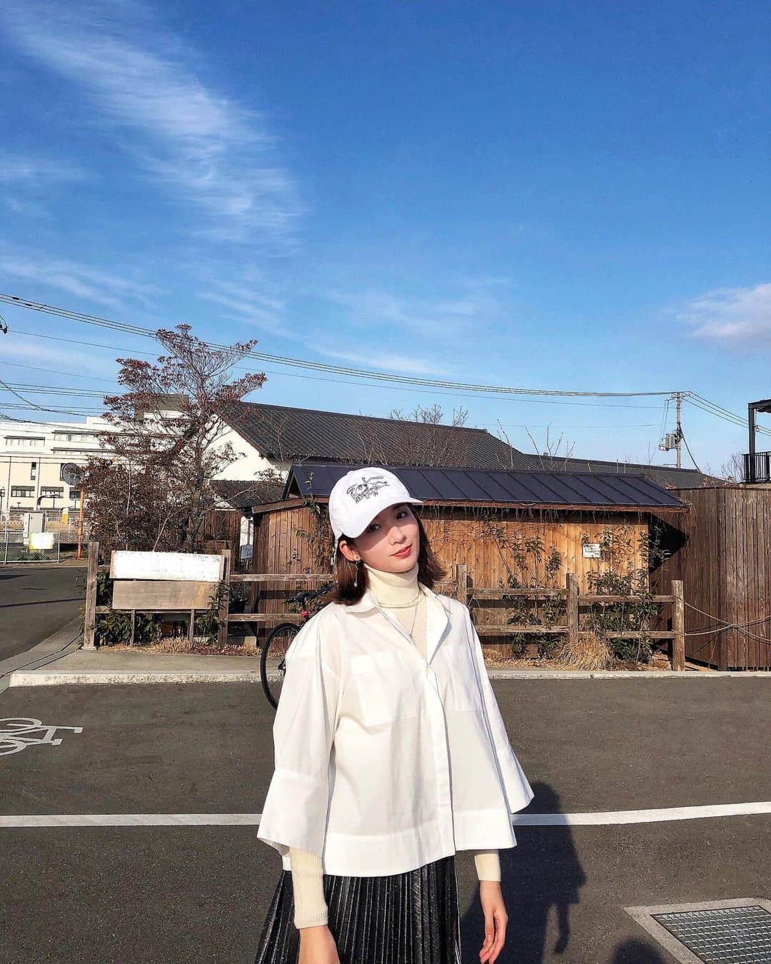 のインスタグラム：「☺︎ お出掛け日和だった日の私服👗💕  あまりのお天気の良さに感激した日！ 暖かい日差しを浴びて、とても気持ち良かった〜🌞🥞  歩く度に、シルバーのキラキラスカートが 太陽の光でたくさん輝いていました✨✨✨  #cap / @newerajapan  #shirt / @cloenc_official  #knit / @uniqlo @uniqlo_jp  #skirt / #cheapbyvaNite  #earring / 京都の雑貨屋さん 💎 #necklace / 大阪の古着屋さん 💎  ⚠️2枚目にタグ付けしています！！！🏷  前髪が伸びてきたぁーーー、切るか悩む🤔☺️🥺  #fashion #ootd #outfit #雰囲気 #服 #カジュアルファッション #ファッション好き #ストリートコーデ #セレクトショップ #シンプルコーデ #ファッション #コーデ #コーディネート」
