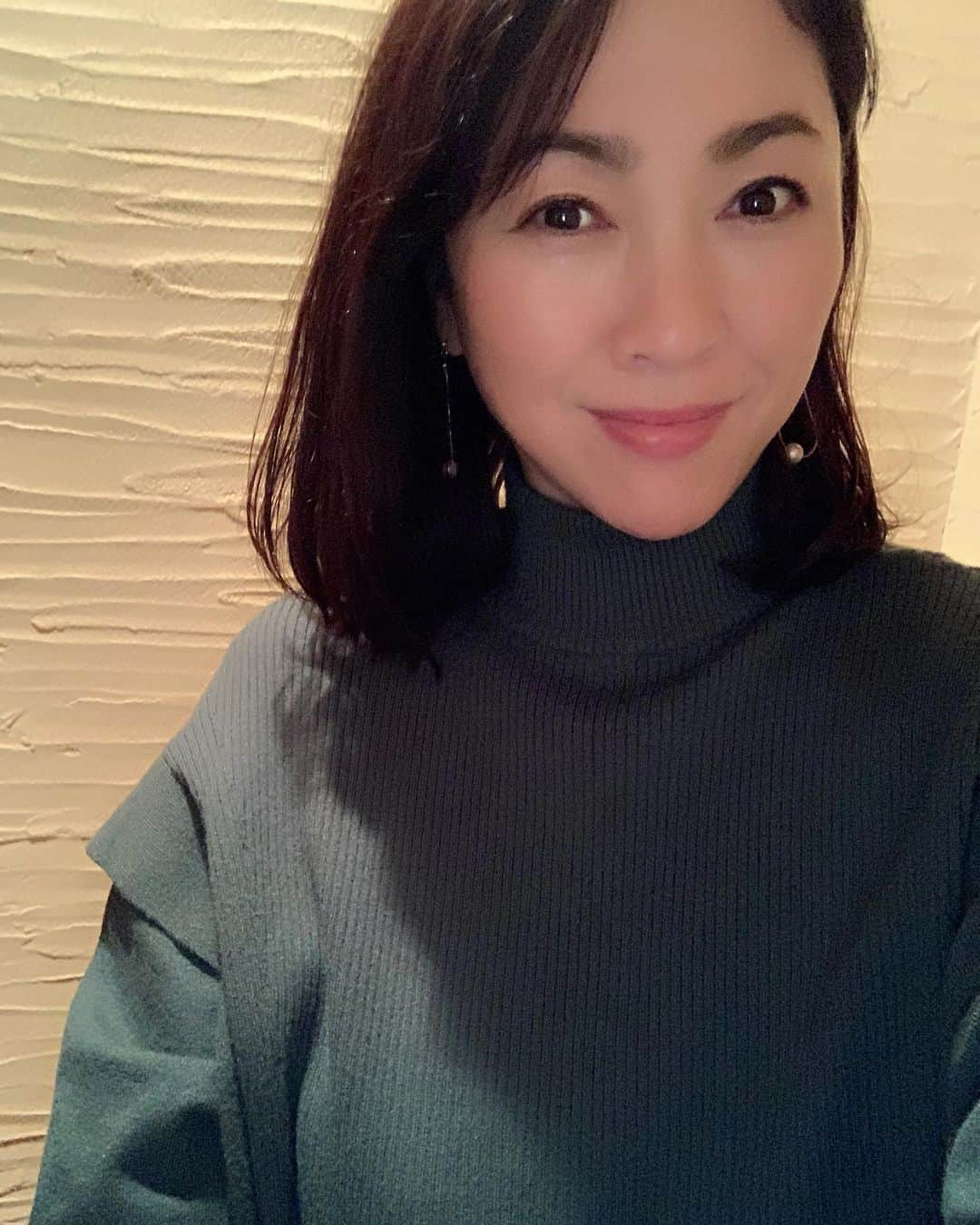 田中悦子さんのインスタグラム写真 - (田中悦子Instagram)「今日は研修初日。 時間より早め行動を心がけてるつもりでしたが、行きの電車がまさかの遅延😱焦りました笑  駅着いたら今度は場所がわからなくなり半泣き状態🥲 ほんと方向音痴で呆れます😩😩 ギリ間に合いました👍  今日はビールが美味しいはず😎  はぁ、疲れたよん❣️  #お疲れ様 #アラフィフ女子 #アラフィフ #アラフィフコーデ #green #ニットコーデ」1月11日 19時58分 - etsuko.reborn25