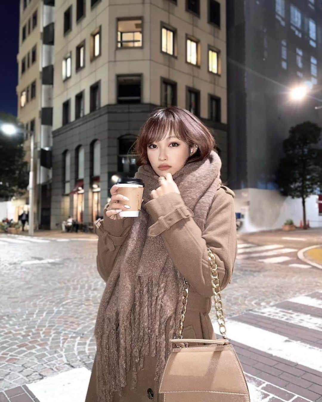 木田絵里香のインスタグラム：「. 🌃🌙 . 連休明けってボーっとするよね😉 . #アウター#ベージュコーデ」
