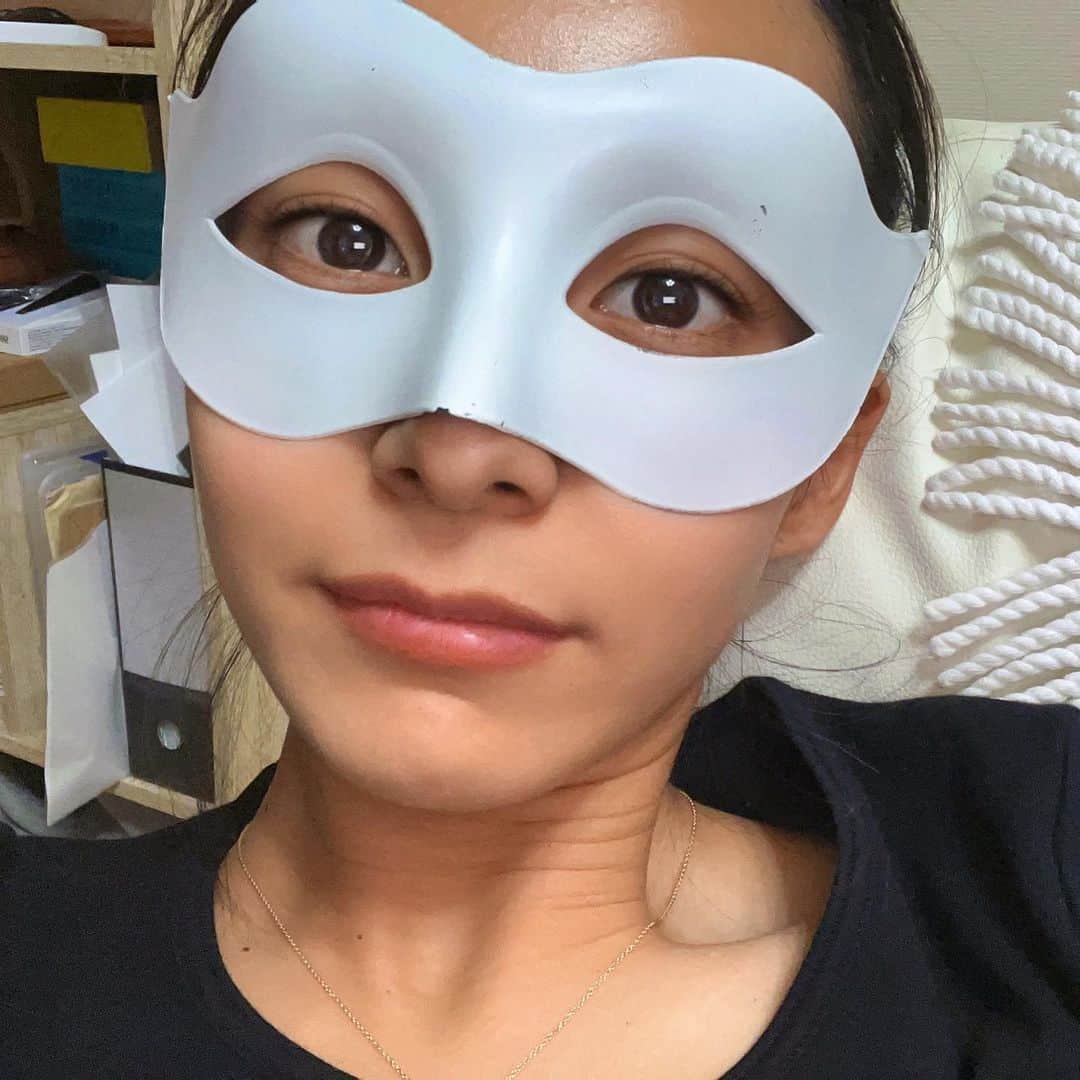 佐野千晃のインスタグラム：「⁡ 仮面を買ってみました🐢 ⁡ 何に使うかは内緒🤫 ⁡ でも結構顔わかっちゃうよね🥸 ⁡ #natural #healthy #good #gilrs #gilr #cool #cute #ooted #selfie #self #face #スポーツ女子 #スポーツ #笑顔 #ひまわり #自宅 #仮面 #かけてみた」