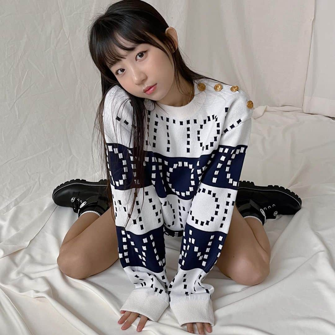 ピョ・ウンジさんのインスタグラム写真 - (ピョ・ウンジInstagram)「Youtube Livestream tonight💋 at 10pm (KST) See u there🤍 유튜브 라이브 오늘 10시! 이따 봐😘 👉🏻www.youtube.com/c/djhenney」1月11日 20時18分 - pyoapple