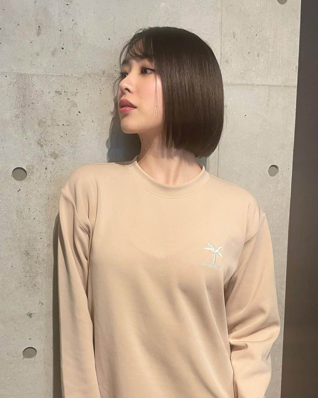 CHIAKIさんのインスタグラム写真 - (CHIAKIInstagram)「. 年明け早々に髪の毛久しぶりにばっさりと切りました💇🏻‍♀️ 前の長さも好きーってたくさん言って貰ったけど このくらいの長さが一番小顔効果あるし好き☺️  いつもちあきの細かい注文を聞いてくれる @loveley_kouta  ありがとうございます🙇🏻‍♀️🌿  トリートメントも念入りにして貰って、ツヤツヤのサラサラですの🐥」1月11日 20時28分 - cjd_chiaki