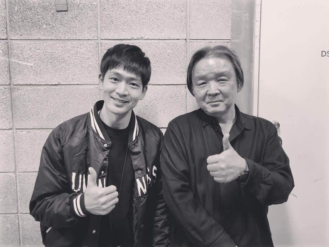 松下洸平さんのインスタグラム写真 - (松下洸平Instagram)「泣き過ぎてさ、僕の目が開いてないんだけど、許してください😭  「hana1970、コザが燃えた日」  観ました。 栗山さんにも会えた。😌  怒りと悲しみがワーーーっと襲って来て、苦しくて涙が出ました。 沖縄にとって戦争は、終わっていないこと、改めて考えた。  「最愛」でご一緒した岡山天音くんも、素晴らしかった！！！  いやぁ、いい芝居観ると悔しくなる！ くーーー！！頑張る！！」1月11日 20時21分 - kouheimatsushita_official