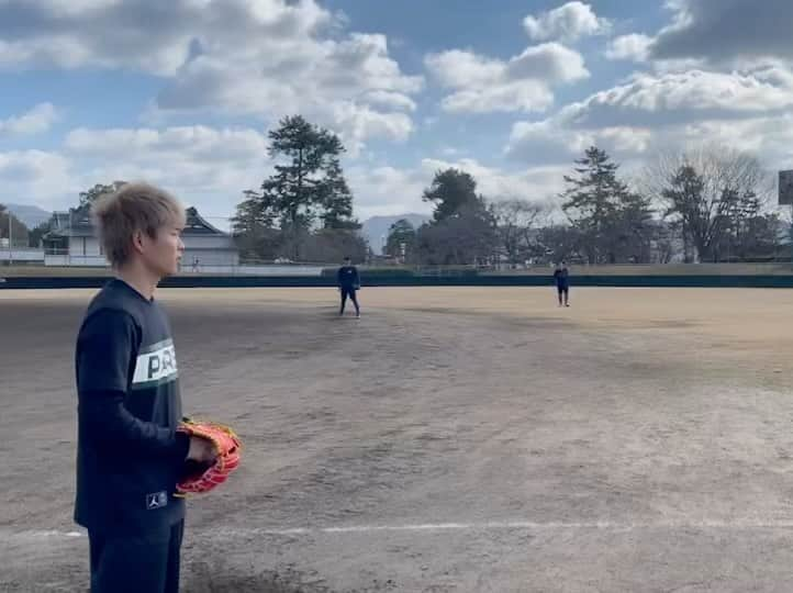 山岡泰輔のインスタグラム：「⁣ キャッチボールアップ⚾️⁣ 由伸さん @yoshinobu__yamamoto どうですか？⁣ 僕の状態いい感じですか？⁣ この歌使ったら投げれてる気になるんですけど。⁣ ⁣ #勝手にタグ付け⁣」