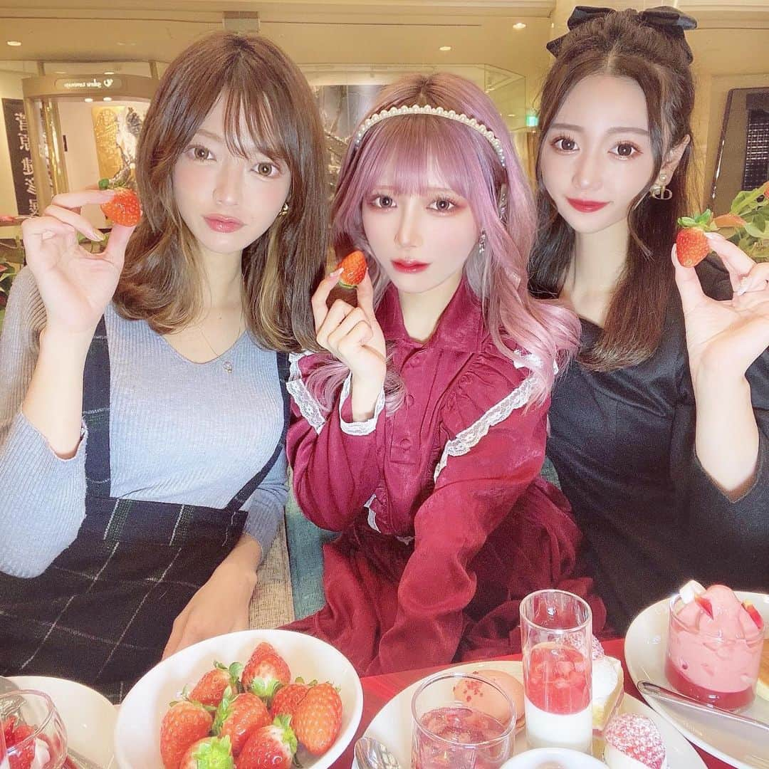 Yuupyonさんのインスタグラム写真 - (YuupyonInstagram)「🍓❤️🍓❤️ ⁡ ⁡ ゆうかちゃんとやちとホテルニューオオタニの SATSUKI LOUNGEで開催してる イチゴビュッフェ行ってきたー❤️ ⁡ @newotani_osaka   いちごに合わせて赤のワンピース👗 @poupee_official  さんのものだよー！❤️ デザインが可愛くて一目惚れ🥺 ⁡ この日は可愛いお洋服も着れて 一番大好きないちご沢山食べれて幸せだった☺️ セイボリーもパンケーキもあってアイスもあるよ🍨 スーパーあまおうショートケーキが 私の中で一番好きだった🍓 紅茶は白桃烏龍 極品って言うのが本当に美味しくて また飲みたい😢💗💗 ⁡ ⁡ #ホテルニューオータニ大阪#赤#ワンピース#いちご#いちごビュッフェ#SATSUKILOUNGE#otanisweets#newotaniosaka#poupee#strawberry#sweets#friends#red#」1月11日 20時35分 - pyon_1211