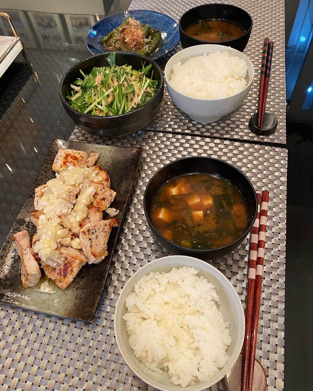 のインスタグラム：「今夜は時間がなかったので簡単に作りました✨ もちろん、レシピをみながらですけど😊  もう一品作りたかったけど…3品で💦  #おうちご飯 #夕飯 #簡単夕飯 #40代  #矢部美穂」