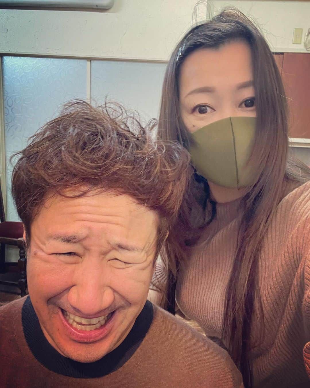 杉本知香さんのインスタグラム写真 - (杉本知香Instagram)「フォレスト名物。楽屋（笑） 193㎝の浅井くんを撮る時に 鏡に写ってる必死な私の姿よ…🤣 ※いい写真撮る為に、時には這いつくばって、 1番ベストな角度狙ってます（笑）  #中目黒美容室#楽屋 #アンバランス山本#アンバランス #セブンbyセブン享奈緒 #セブンbyセブン  #ジョイマン池谷#ジョイマン #どりあんず平井 #どりあんず  #バケモン先生#浅井タワー#193㎝ 🏀」1月11日 20時55分 - sugimotoc