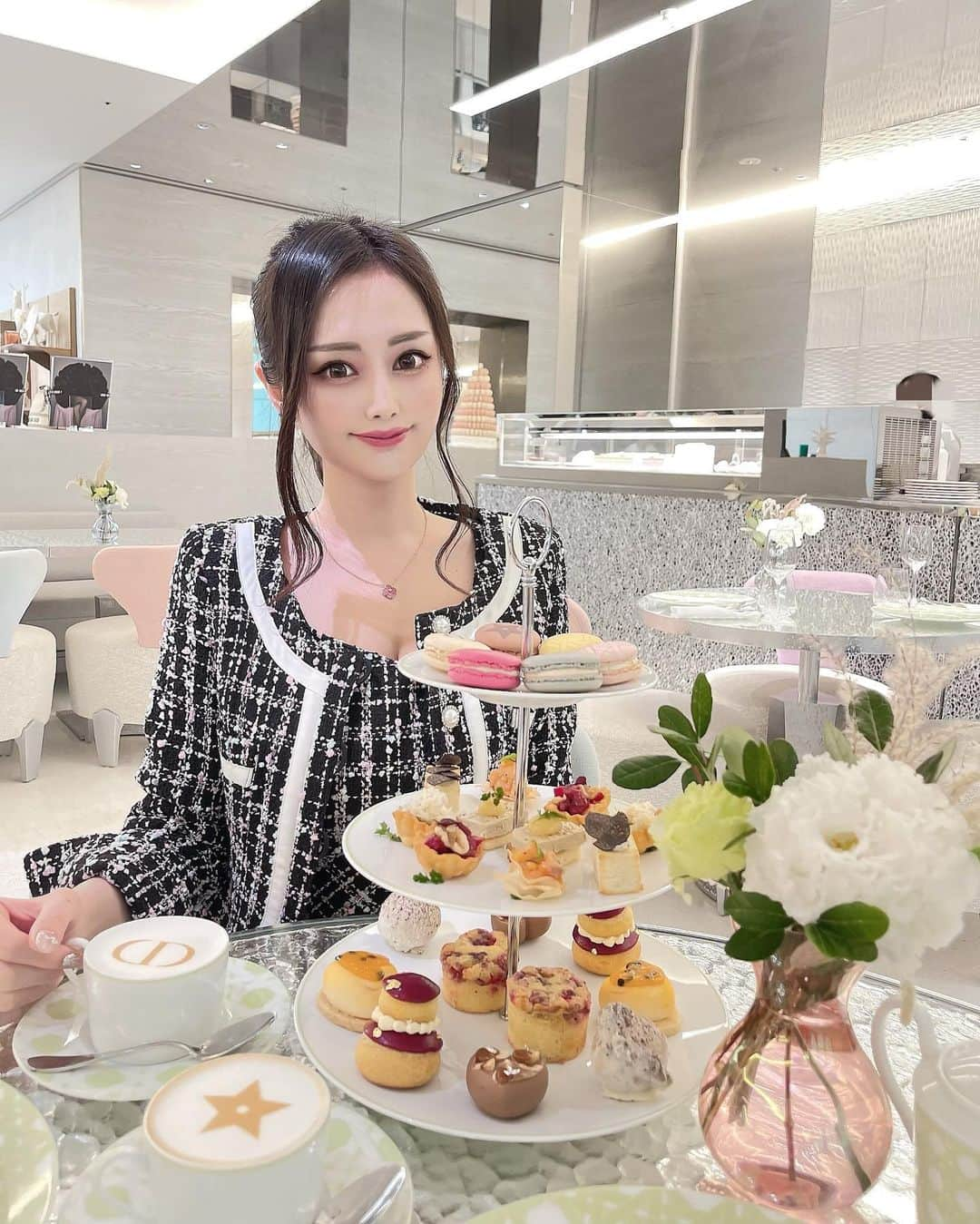 本多胡桃さんのインスタグラム写真 - (本多胡桃Instagram)「Dior cafe ♡  LADUREEのディオールマカロンが可愛すぎてきゅん♡  こんな素敵なアフタヌーンティー お家でできたらいいのにな🥺🤣💕☕️  #Dior#diorcafe#cafedior#ginzasix#laduree#afternoontea#ginza#ディオールカフェ#Diorカフェ#ギンザシックス#アフタヌーンティー#銀座カフェ#ブランドカフェ#ことこーで」1月11日 21時06分 - kotohonda