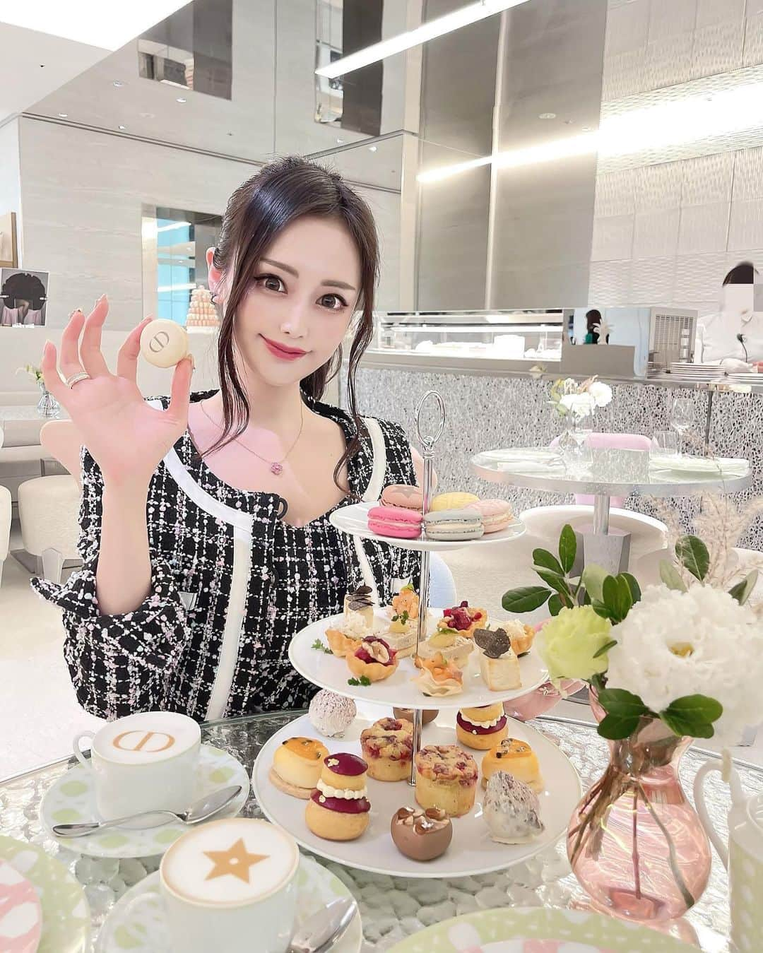 本多胡桃のインスタグラム：「Dior cafe ♡  LADUREEのディオールマカロンが可愛すぎてきゅん♡  こんな素敵なアフタヌーンティー お家でできたらいいのにな🥺🤣💕☕️  #Dior#diorcafe#cafedior#ginzasix#laduree#afternoontea#ginza#ディオールカフェ#Diorカフェ#ギンザシックス#アフタヌーンティー#銀座カフェ#ブランドカフェ#ことこーで」