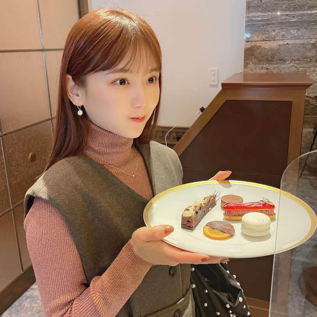 ひよんさんのインスタグラム写真 - (ひよんInstagram)「🧸🍫💓  @louange_tokyo のバレンタインコレクション❤️ 今回も全てのケーキが可愛すぎたよ😍✨ 5枚目のガトーショコラ、グルテンフリーなんだって🤭！ 可愛すぎて食べるの勿体無いけど、 しっとりしてて美味しかった🥺💘💘  @louange_tokyo  @ri9535sa おんに、ありがとう❤️  #louangetokyo #valentine #バレンタイン #バレンタインチョコ #ルワンジュ東京 #ひよん」1月11日 21時19分 - cchan_fee4