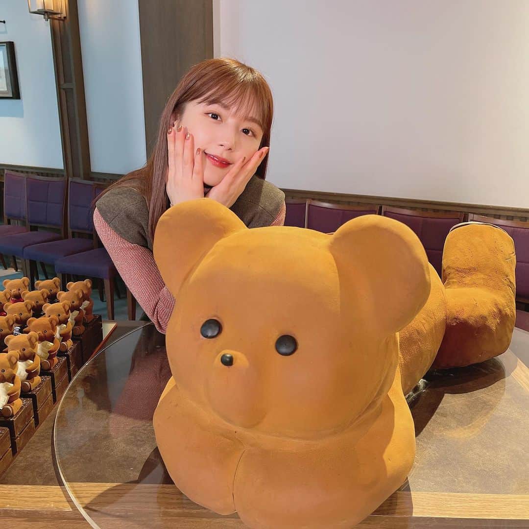 ひよんのインスタグラム：「🧸🍫💓  @louange_tokyo のバレンタインコレクション❤️ 今回も全てのケーキが可愛すぎたよ😍✨ 5枚目のガトーショコラ、グルテンフリーなんだって🤭！ 可愛すぎて食べるの勿体無いけど、 しっとりしてて美味しかった🥺💘💘  @louange_tokyo  @ri9535sa おんに、ありがとう❤️  #louangetokyo #valentine #バレンタイン #バレンタインチョコ #ルワンジュ東京 #ひよん」