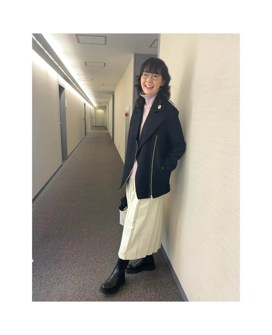 とよた真帆さんのインスタグラム写真 - (とよた真帆Instagram)「お正月はゆっくりお休みしましたが仕事が動き始めてから何だかバタバタしておりました〜  皆様はいかがでしょうか 私は1月は何となくペースが掴めず毎年慌ただしく過ぎていきます😅  今日は午前中撮影したあと、ベイエフエムへ、、  普段停めている駐車場が満車だったため違う駐車場に停めたら目の前を歩く友人に似た人😳  その人は ベイエフエムにいるはずのない方でしたので恐る恐る声をかけたら、なんとラジオにゲスト出演でいらしたそうで😀  こうゆう流れって生活の中でたまにありますよね。 普段歩かない道を何となく選択したらお久しぶりの友人にばったり会えた、とか。 導いてくれた見えない力に感謝する瞬間です✨  今年も、そんな偶然のような必然が沢山ある楽しい年になると良いなと思います😊  さて、ラジオ収録の手もとのショット。ふと見たら、、 使い心地が良い軽いアクセサリーが集まっていました。オススメなのでご紹介↓  @fumikoda.official  白いバングルは コットン（綿花）70%を原料にしたコットンセルロース素材  @boucheron の時計  @reolove0329  #エイチアッシュ のパール、繋ぎの糸が黄色でカジュアル感あり  @linksoflondon_japan   そして 毎日しっかり朝ごはんを頂いて仕事に行きますが最近 @makiesonoyama  @makiesonoyama_jp  #園山真希絵 ちゃんが老舗納豆メーカーと丹精込めて作った#納豆 が美味しくてハマっています  #玄米 の#納豆菌 で#発酵 させ#大豆 は#農薬不使用栽培 の#ユキホマレ と#赤大豆 の希少な2種を使用しています。 今まで頂いたことがない、"豆"をとっても感じられる納豆です  こちらもオススメ😀  ジャケット、白いスカート→@semicouture_official   ピンクタートル→ @utao_official と @sutekinaanohito_tkj のコラボニット  トートバッグ→ @balenciaga   ロングサイドゴアブーツ @beams_official」1月11日 21時36分 - maho_toyota