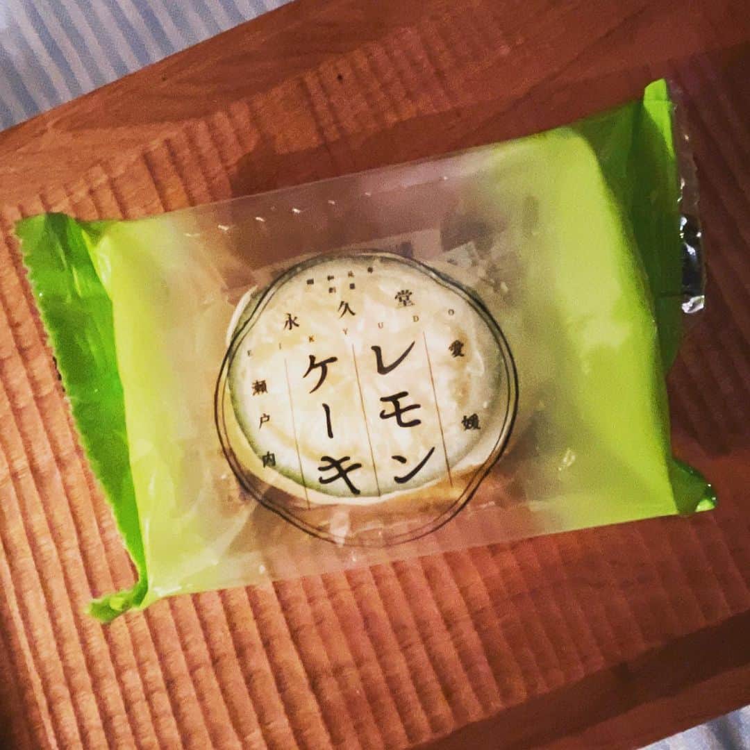 眞鍋かをりのインスタグラム：「ナチュローの四国フェアで見つけた、永久堂のレモンケーキ。 爽やかなレモンがきいてて甘過ぎなくて美味しい！ 地元・西条のお隣の新居浜のお店だそうです。新居浜はよくチャリで産業道路爆走して行ってました」
