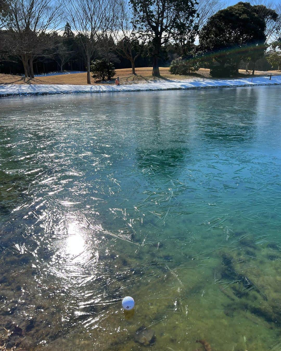 ImotoEtsuyo さんのインスタグラム写真 - (ImotoEtsuyo Instagram)「#おはようございます  ・ ・ 先日のゴルフ⛳️ ・ まだ雪が少し残っていました❄️ でも、暖かくてよかった。 この日はバンカーに入ってしまう事が 多かった^^; もっと思い切り振り抜かないと…。 ・  @the_royal_golfclub  #ザロイヤルゴルフクラブ  #theroyalgolfclub  #ゴルフ女子  #ラウンド  #ゴルフ  #ゴルフ⛳️ #golf  #golfwear  #golfgirl  #ゴルフ女子  #ゴルフ場  #ゴルフ好き  #ゴルフ大好き  #ゴルフ好きな人と繋がりたい  #スイング動画  #ドライバーショット  #アプローチショット  #バンカー  #バンカーショット  ・ ・ #ゴルフウェア ➡︎ @standrews_jp  #セントアンドリュース #standrews」1月12日 7時35分 - bisuhada