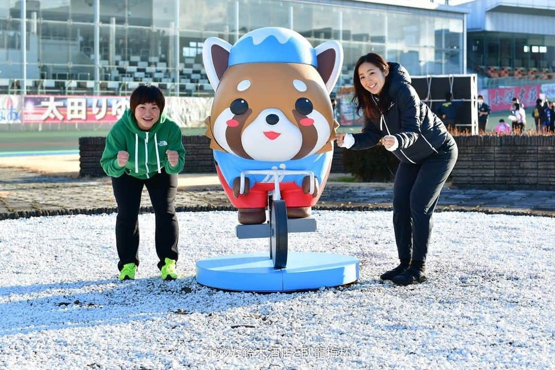 鈴木奈央のインスタグラム：「. 明けましておめでとうございます🎍 . 静岡競輪(オタクな鈴木酒店と臥龍梅杯)応援ありがとうございました☺️✨ . 今年に入って伊東→静岡と2場所連続で地元を走らせて頂き応援も凄くとても幸せで嬉しかったです💓 . 今年はガールズケイリンに専念します。良い報告ができるまで時間がかかってしまうかもしれませんが、応援して頂けるよう頑張ります。 . 本年も宜しくお願いします🐯 . #静岡競輪 #富士山バンク #ガールズケイリン」