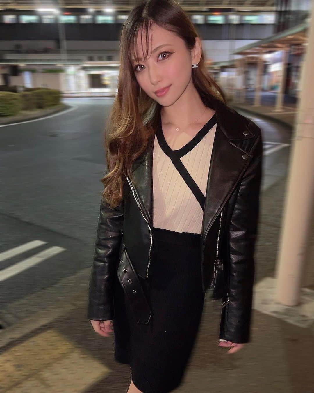 のインスタグラム：「. しばらくピアスしてなかったけど ピアスってかわいーね🍷♥ . #selfie #code #年子ママ」