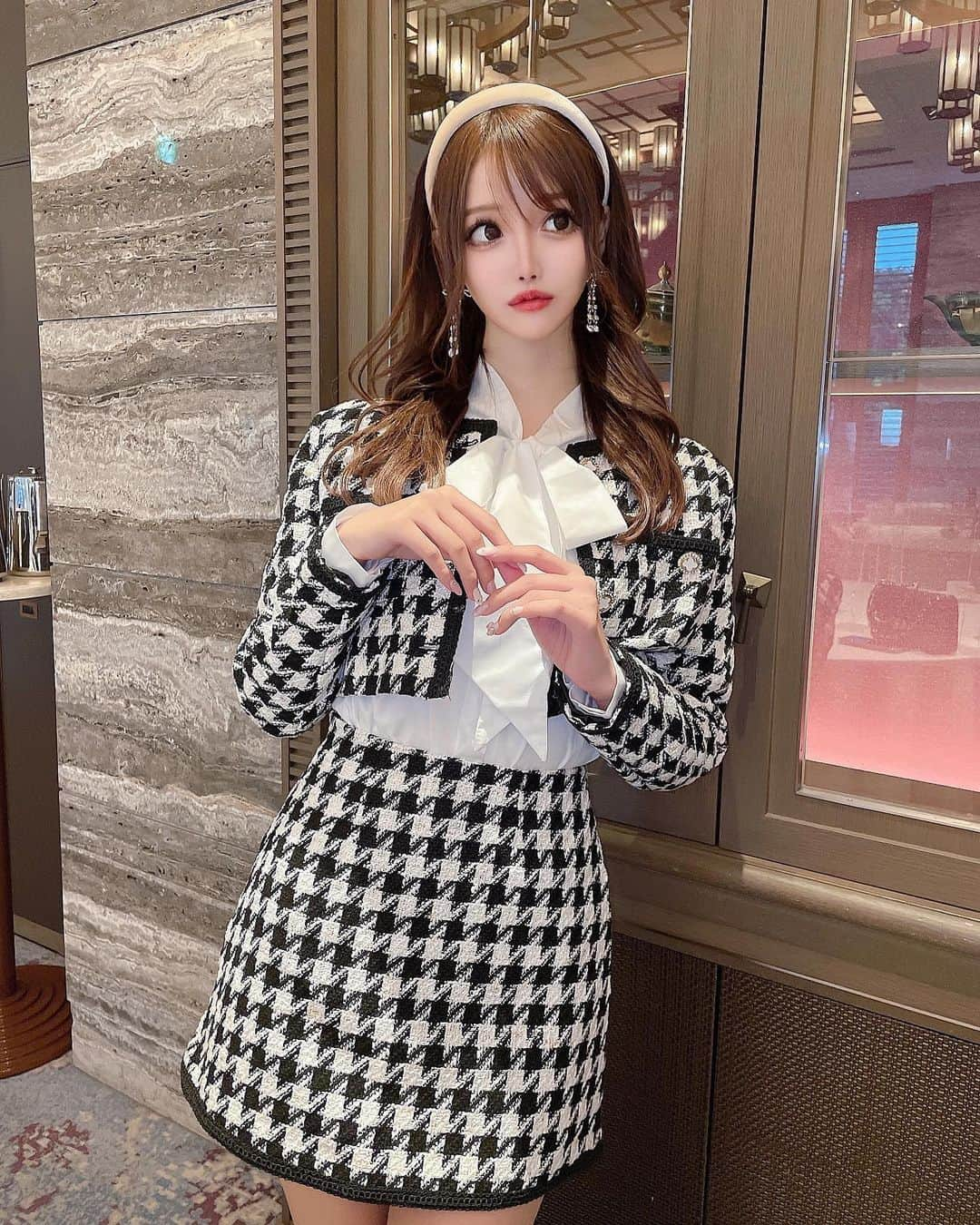 桜咲乃愛さんのインスタグラム写真 - (桜咲乃愛Instagram)「可愛すぎるセットアップ🥰♥️  販売開始したよーっ♡♡  これほんとStyle良く見えておすすめ😆💕💕💕🌸  @sucredouceur_official ✨🔮  #セットアップ#千鳥柄#モノトーンコーデ #バイカラー#今日のコーデ #sucredouceur」1月12日 0時24分 - noasama1101