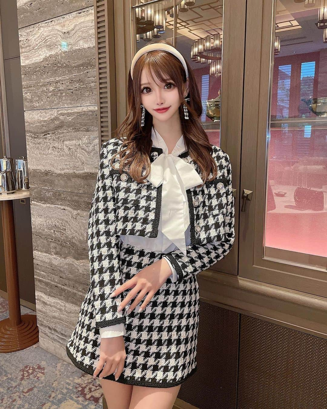 桜咲乃愛さんのインスタグラム写真 - (桜咲乃愛Instagram)「可愛すぎるセットアップ🥰♥️  販売開始したよーっ♡♡  これほんとStyle良く見えておすすめ😆💕💕💕🌸  @sucredouceur_official ✨🔮  #セットアップ#千鳥柄#モノトーンコーデ #バイカラー#今日のコーデ #sucredouceur」1月12日 0時24分 - noasama1101