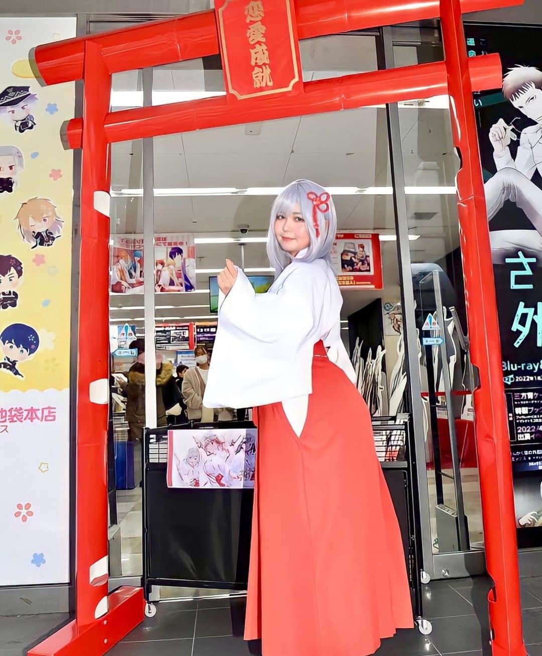 九条ねぎ あぴるさんのインスタグラム写真 - (九条ねぎ あぴるInstagram)「#巫女　  I cosplayed as a miko character. It's a manga titled Amagami-sanchi no Enmusubi.  Miko-san is a job title for women who serves at shrines and helps Shinto priest's works.  #甘神さんちの縁結び #コスプレ　#japanesegirl #japan #cosplay #cosplaygirl」1月12日 0時17分 - negi_kujyo