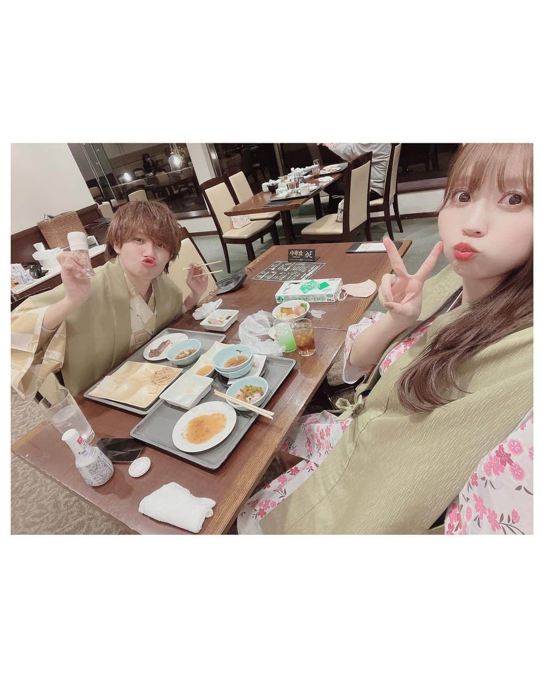 まういさんのインスタグラム写真 - (まういInstagram)「2022.1.11 28歳おじさんの仲間入りまうまうです🤗 27歳ではベルちゃん😸の引っ掻き傷の治りが遅かったり、他にも色々と「あ、俺年取ったな」って思うことがついにあった年で、悲しさと同時に無事に年を取れている喜びを感じた一年でした。特に去年は人生最大のイベントもあったし、個人的には良い年だったな。 それもこれも周りのみんなのおかげです。 ありがとう ･  ･ ･ 成人の日のおかげで連休になった3日間はかりんちゃんに「自然を感じたい」の一言リクエストだけしたら旅行を計画してくれて、伊豆に行ってきたよ🗻  お腹に赤ちゃんがいるからまったり自然を感じるだけでよかったのだけど、ロープウェイで登った先にあるカフェに行ったり、娘が最初にお友達になるクマさんを手作りしたり、大好きなバイキングが超当たりだったりで最高な旅になりました  別荘とか全く興味なかったけど、伊豆が好きな人の気持ちがとってもとってもよくわかったな〜 大切な思い出をありがとう。かりんちゃんこそ産まれてきてくれてありがとうね。 今が1番幸せだよ。  今回は名付けのインスピレーションを得るのも裏テーマにあって、今しかできないゆったりだけど濃ゆい時間を過ごせた誕生日だったな。名前、楽しみにしててください🥸  2022年も、よろしくお願いします。 娘が無事に産まれてきたら、遠慮なく会いに来てね、連絡待ってるお🎈」1月12日 0時37分 - mauie_cayton