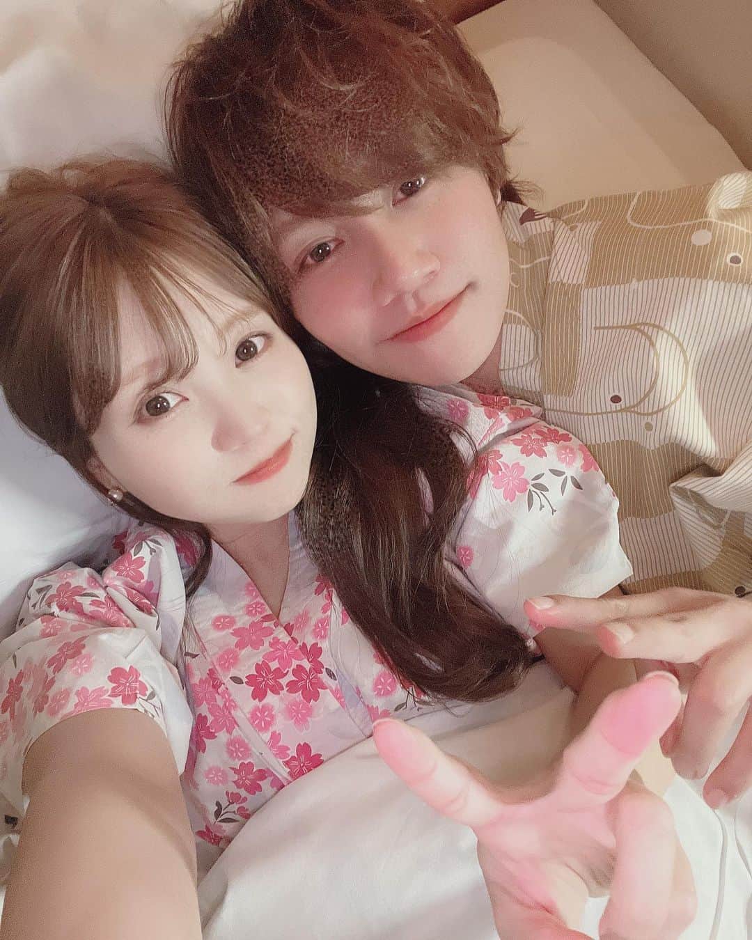 まういさんのインスタグラム写真 - (まういInstagram)「2022.1.11 28歳おじさんの仲間入りまうまうです🤗 27歳ではベルちゃん😸の引っ掻き傷の治りが遅かったり、他にも色々と「あ、俺年取ったな」って思うことがついにあった年で、悲しさと同時に無事に年を取れている喜びを感じた一年でした。特に去年は人生最大のイベントもあったし、個人的には良い年だったな。 それもこれも周りのみんなのおかげです。 ありがとう ･  ･ ･ 成人の日のおかげで連休になった3日間はかりんちゃんに「自然を感じたい」の一言リクエストだけしたら旅行を計画してくれて、伊豆に行ってきたよ🗻  お腹に赤ちゃんがいるからまったり自然を感じるだけでよかったのだけど、ロープウェイで登った先にあるカフェに行ったり、娘が最初にお友達になるクマさんを手作りしたり、大好きなバイキングが超当たりだったりで最高な旅になりました  別荘とか全く興味なかったけど、伊豆が好きな人の気持ちがとってもとってもよくわかったな〜 大切な思い出をありがとう。かりんちゃんこそ産まれてきてくれてありがとうね。 今が1番幸せだよ。  今回は名付けのインスピレーションを得るのも裏テーマにあって、今しかできないゆったりだけど濃ゆい時間を過ごせた誕生日だったな。名前、楽しみにしててください🥸  2022年も、よろしくお願いします。 娘が無事に産まれてきたら、遠慮なく会いに来てね、連絡待ってるお🎈」1月12日 0時37分 - mauie_cayton