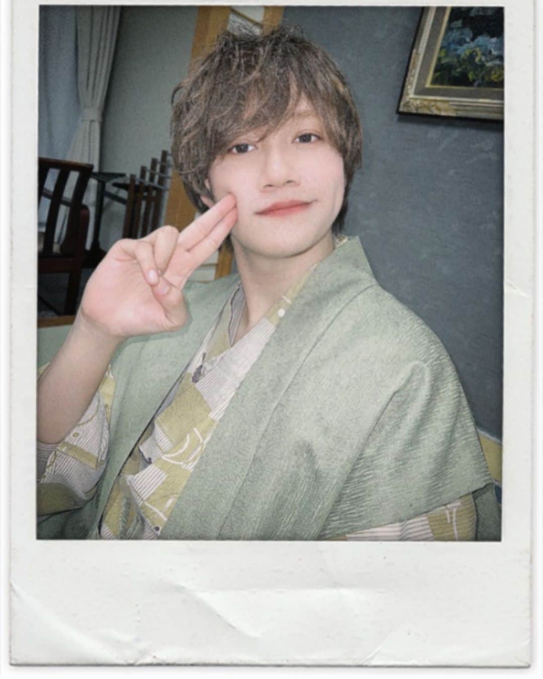 まういのインスタグラム：「2022.1.11 28歳おじさんの仲間入りまうまうです🤗 27歳ではベルちゃん😸の引っ掻き傷の治りが遅かったり、他にも色々と「あ、俺年取ったな」って思うことがついにあった年で、悲しさと同時に無事に年を取れている喜びを感じた一年でした。特に去年は人生最大のイベントもあったし、個人的には良い年だったな。 それもこれも周りのみんなのおかげです。 ありがとう ･  ･ ･ 成人の日のおかげで連休になった3日間はかりんちゃんに「自然を感じたい」の一言リクエストだけしたら旅行を計画してくれて、伊豆に行ってきたよ🗻  お腹に赤ちゃんがいるからまったり自然を感じるだけでよかったのだけど、ロープウェイで登った先にあるカフェに行ったり、娘が最初にお友達になるクマさんを手作りしたり、大好きなバイキングが超当たりだったりで最高な旅になりました  別荘とか全く興味なかったけど、伊豆が好きな人の気持ちがとってもとってもよくわかったな〜 大切な思い出をありがとう。かりんちゃんこそ産まれてきてくれてありがとうね。 今が1番幸せだよ。  今回は名付けのインスピレーションを得るのも裏テーマにあって、今しかできないゆったりだけど濃ゆい時間を過ごせた誕生日だったな。名前、楽しみにしててください🥸  2022年も、よろしくお願いします。 娘が無事に産まれてきたら、遠慮なく会いに来てね、連絡待ってるお🎈」